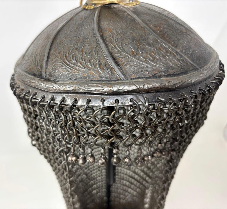 Casque arabo-persan à pointe dit Kulah Khud en fer forgé à décor de