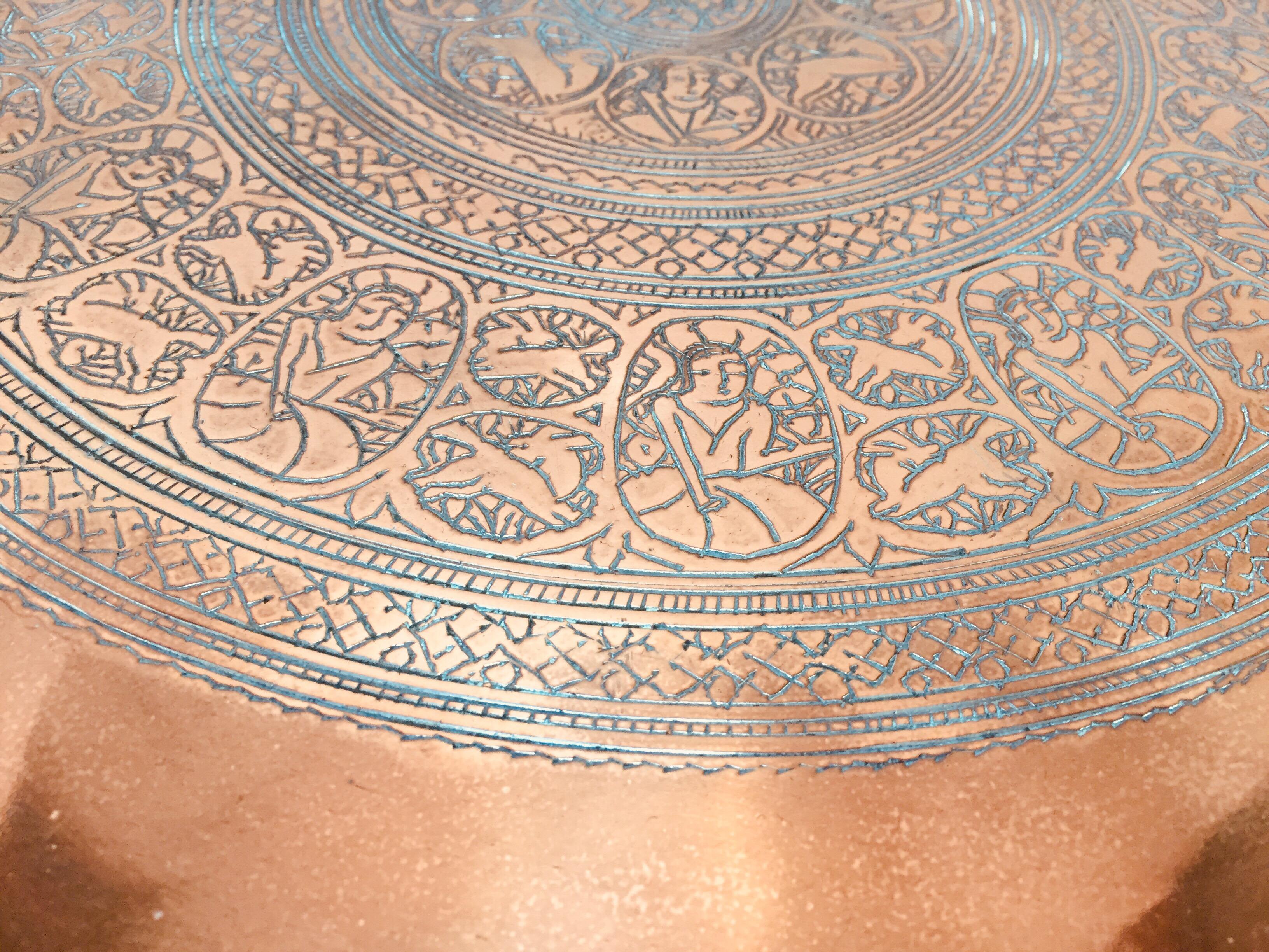 Plateau décoratif suspendu indo-persan en cuivre teinté en vente 2