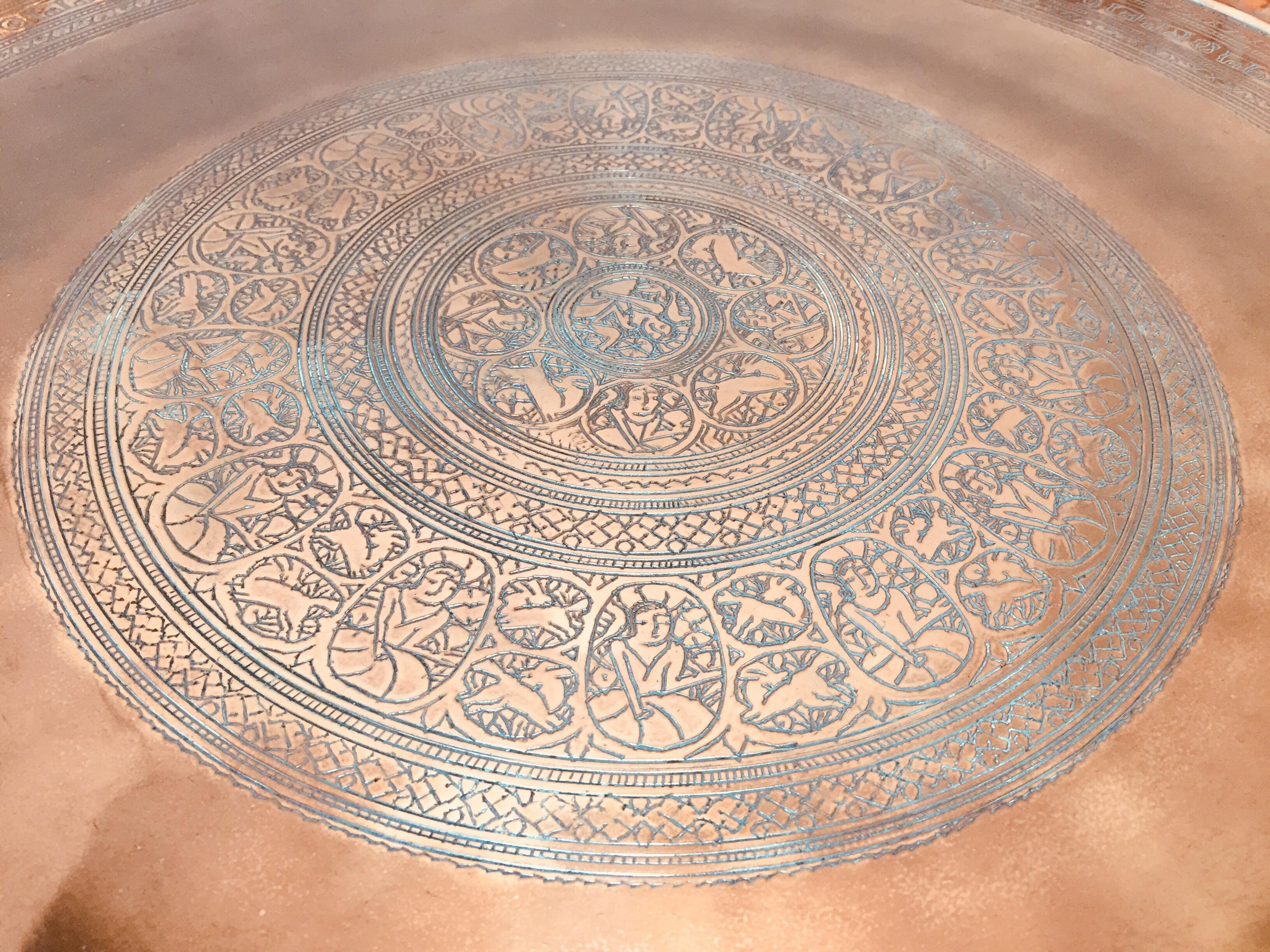 Plateau décoratif suspendu indo-persan en cuivre teinté en vente 3
