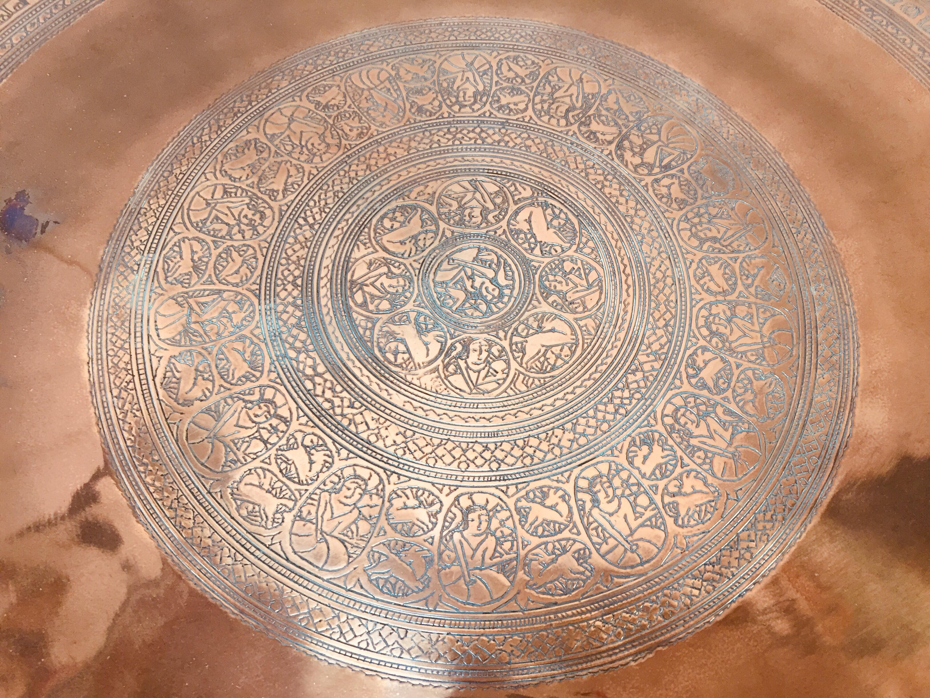 Plateau décoratif suspendu indo-persan en cuivre teinté en vente 5