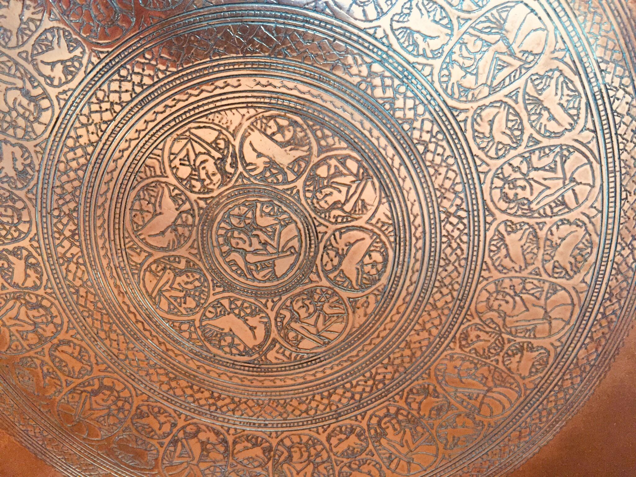 Plateau décoratif suspendu indo-persan en cuivre teinté en vente 7