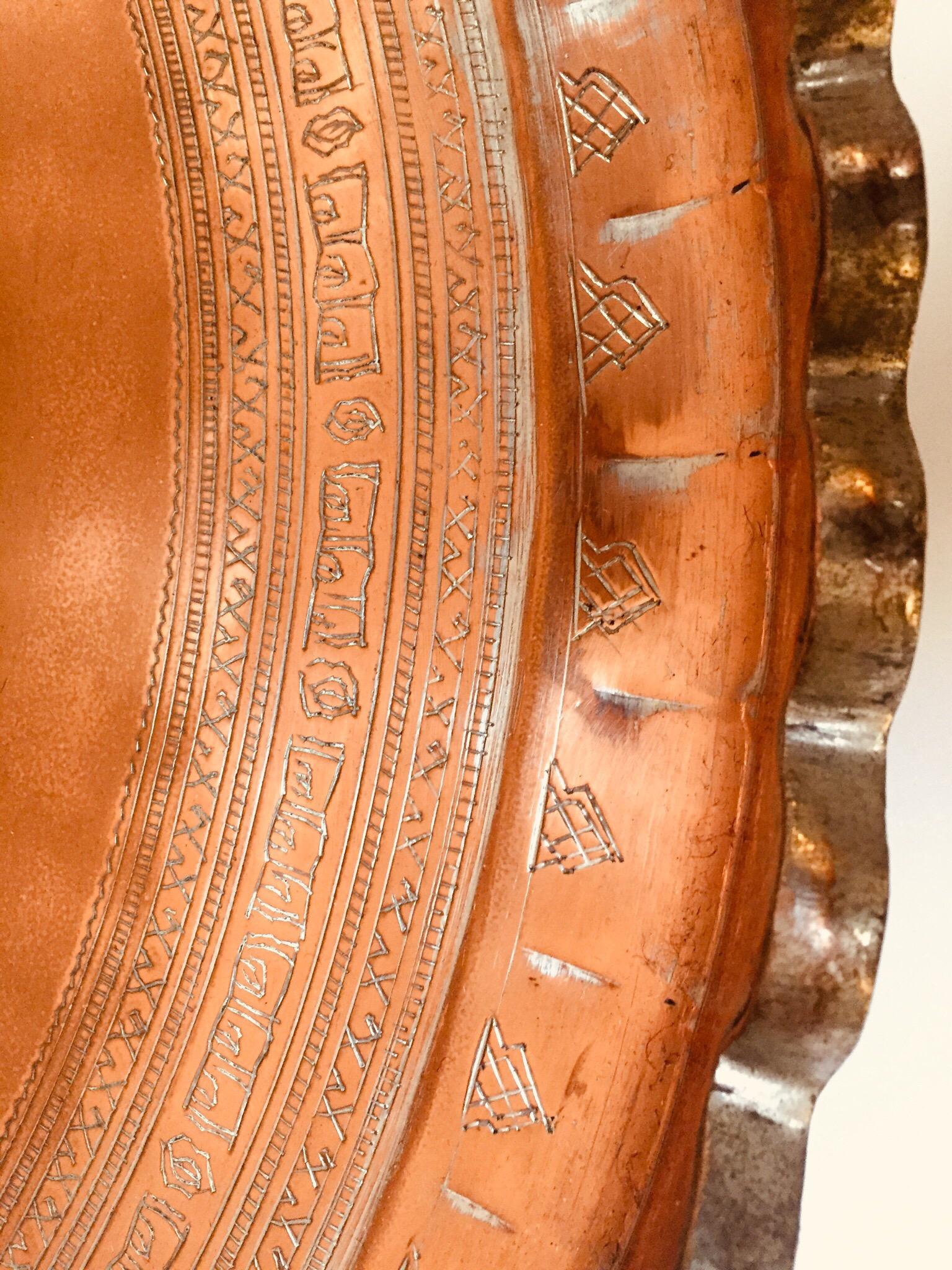 Plateau décoratif suspendu indo-persan en cuivre teinté en vente 9