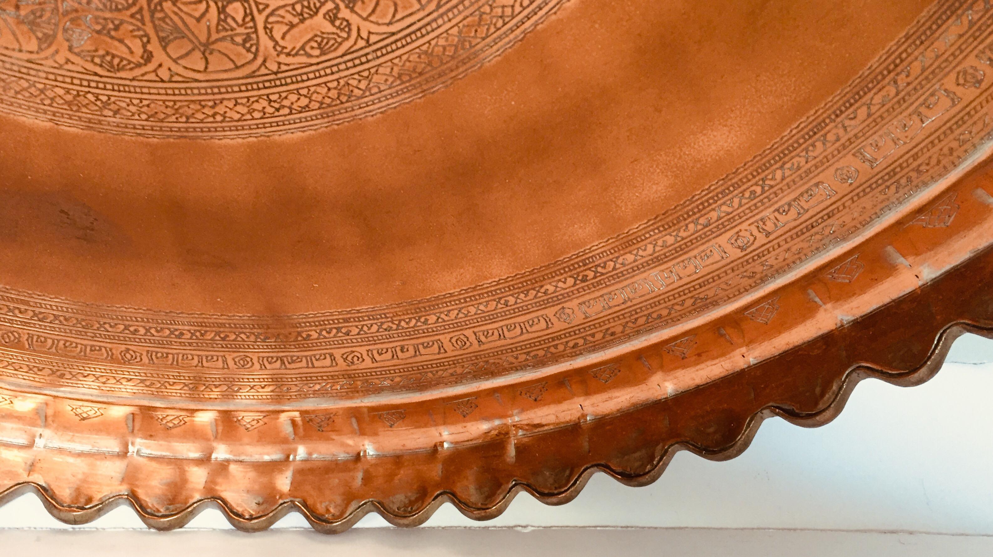 Mauresque Plateau décoratif suspendu indo-persan en cuivre teinté en vente
