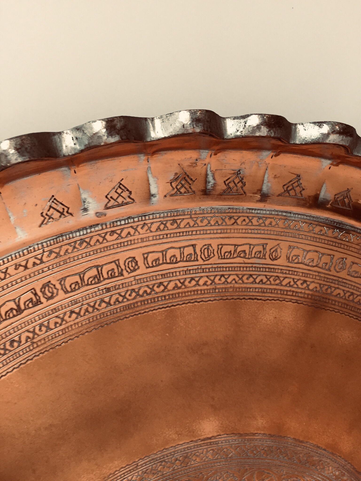 Martelé Plateau décoratif suspendu indo-persan en cuivre teinté en vente