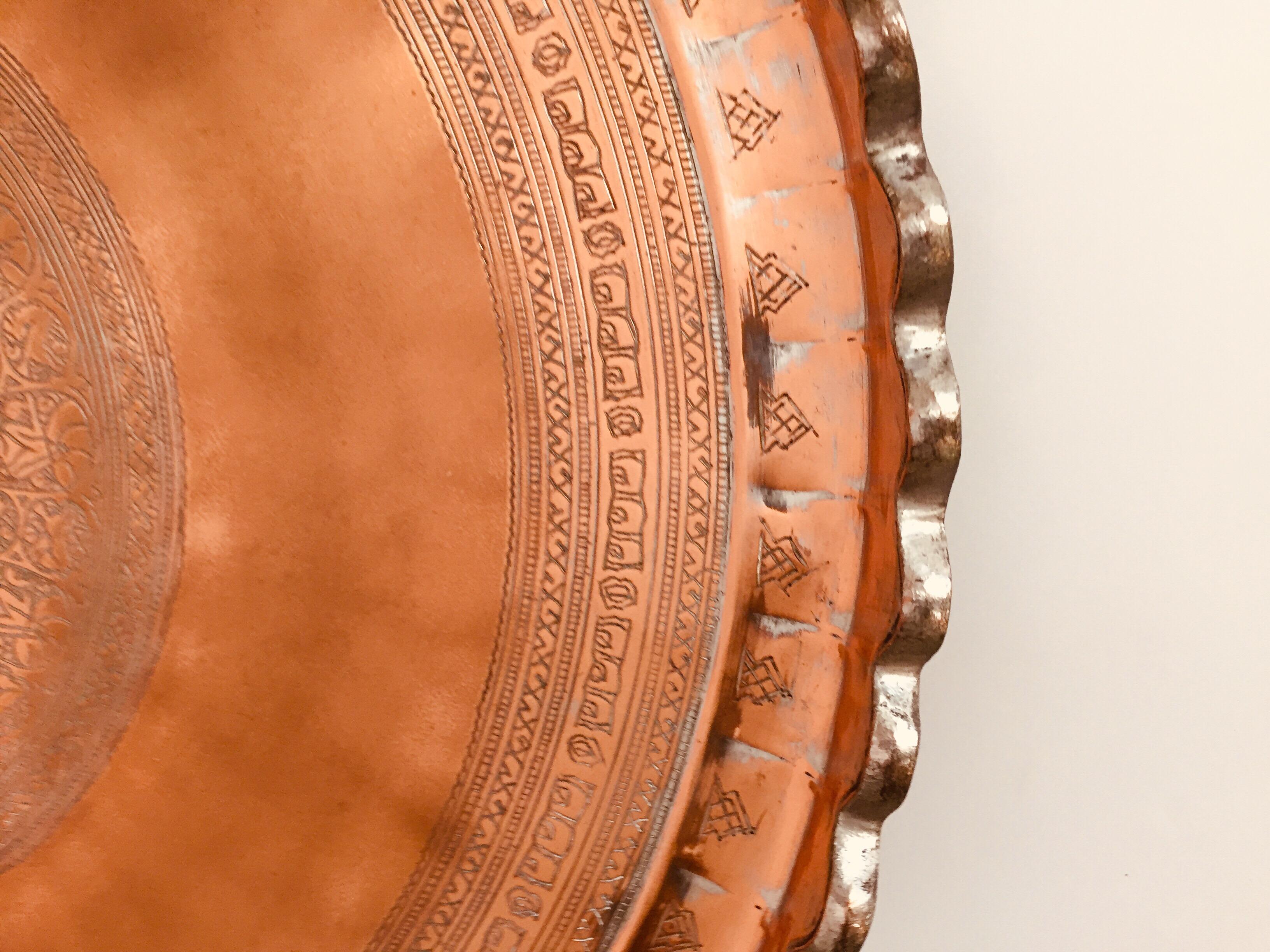 Plateau décoratif suspendu indo-persan en cuivre teinté Bon état - En vente à North Hollywood, CA