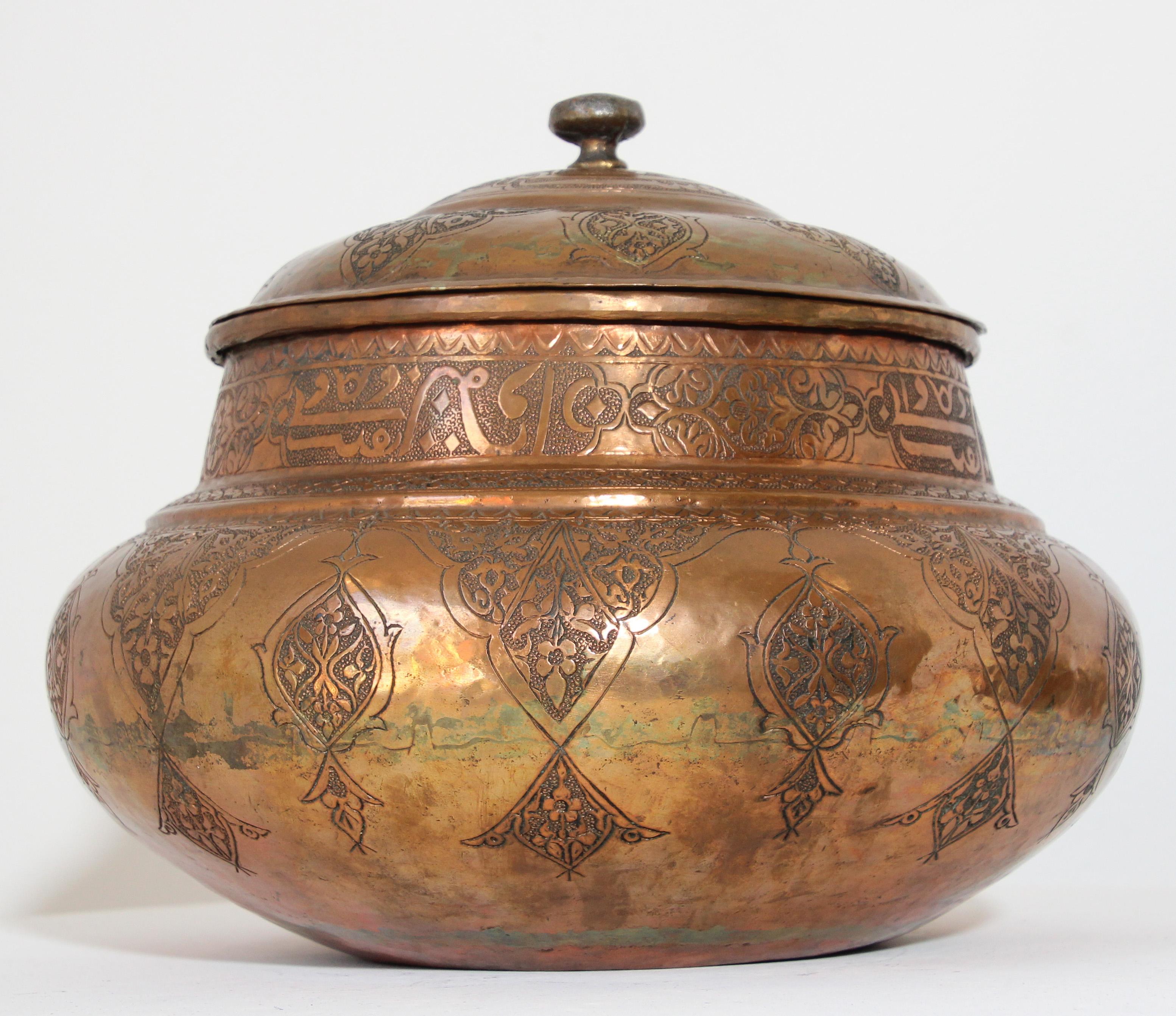 Indo Persian Mughal tinned copper vessel.
Large Middle Eastern Persian Mameluke style tinned copper jar with lid.
Heavily hand-hammered and chased with Kufic script and geometric Islamic Moorish interlace.
Great Asian Islamic metalwork collectible