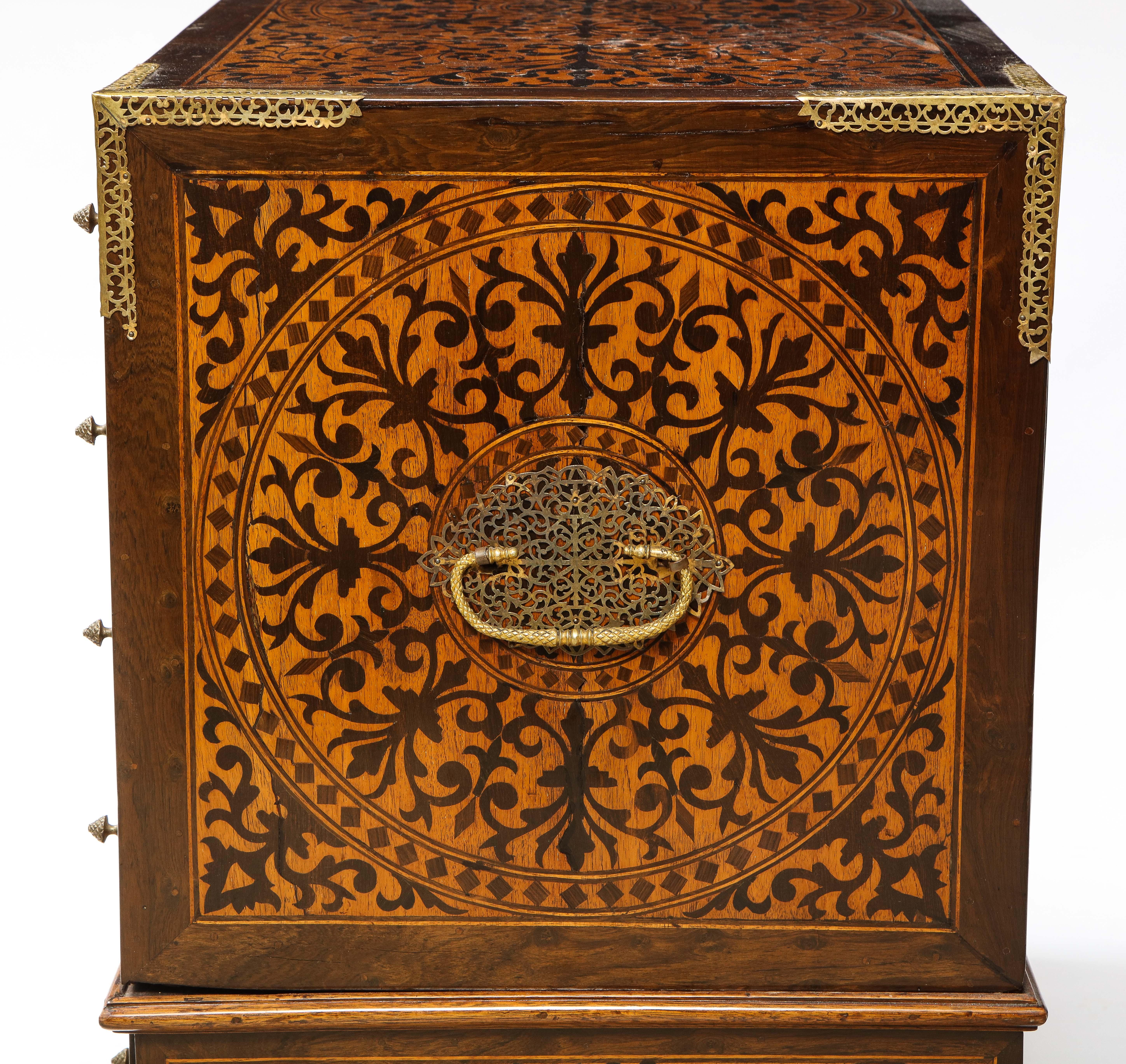 Cabinet indo-portugais en bois dur monté sur laiton et marqueterie de bois indien en vente 2
