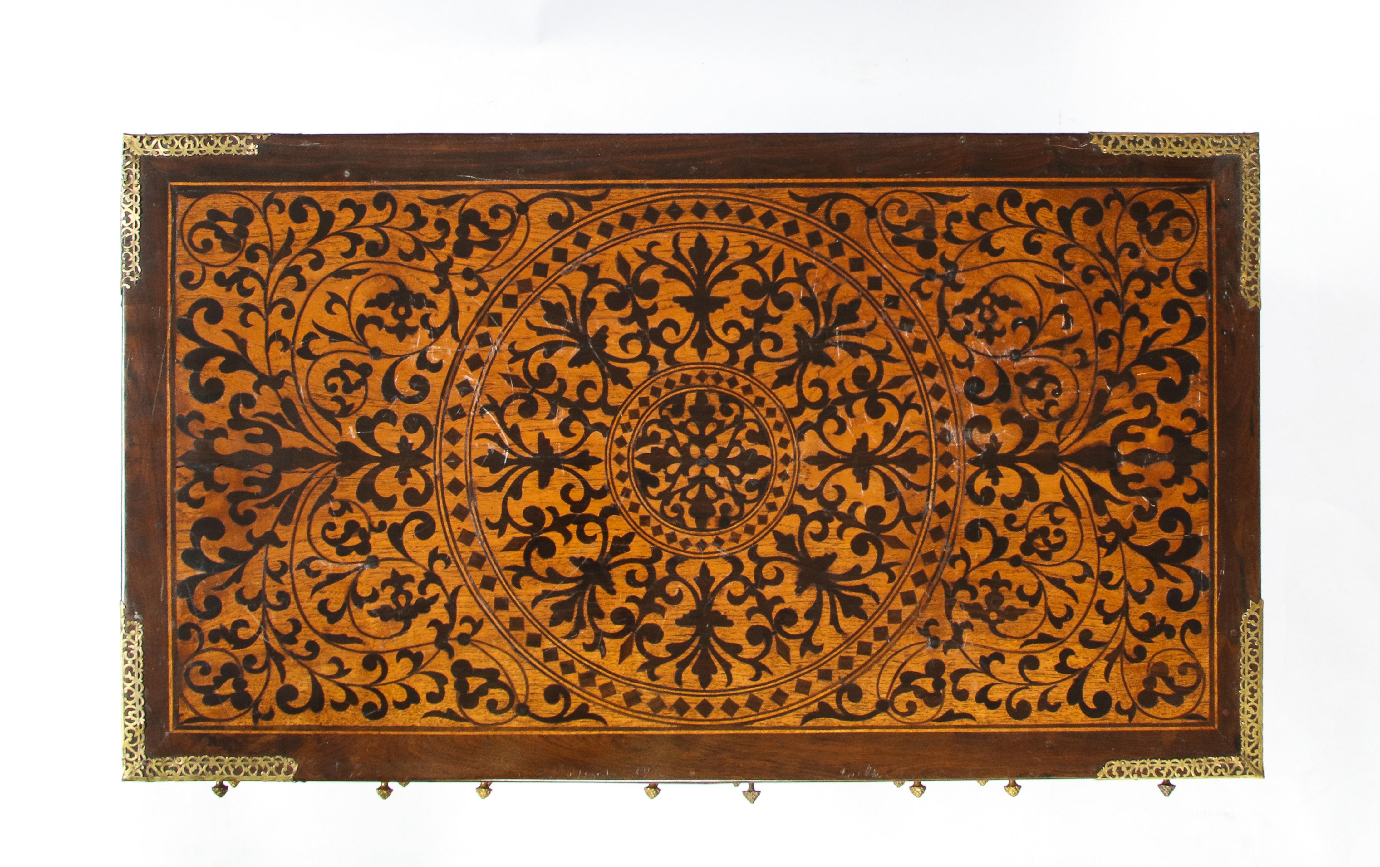 Cabinet indo-portugais en bois dur monté sur laiton et marqueterie de bois indien en vente 3