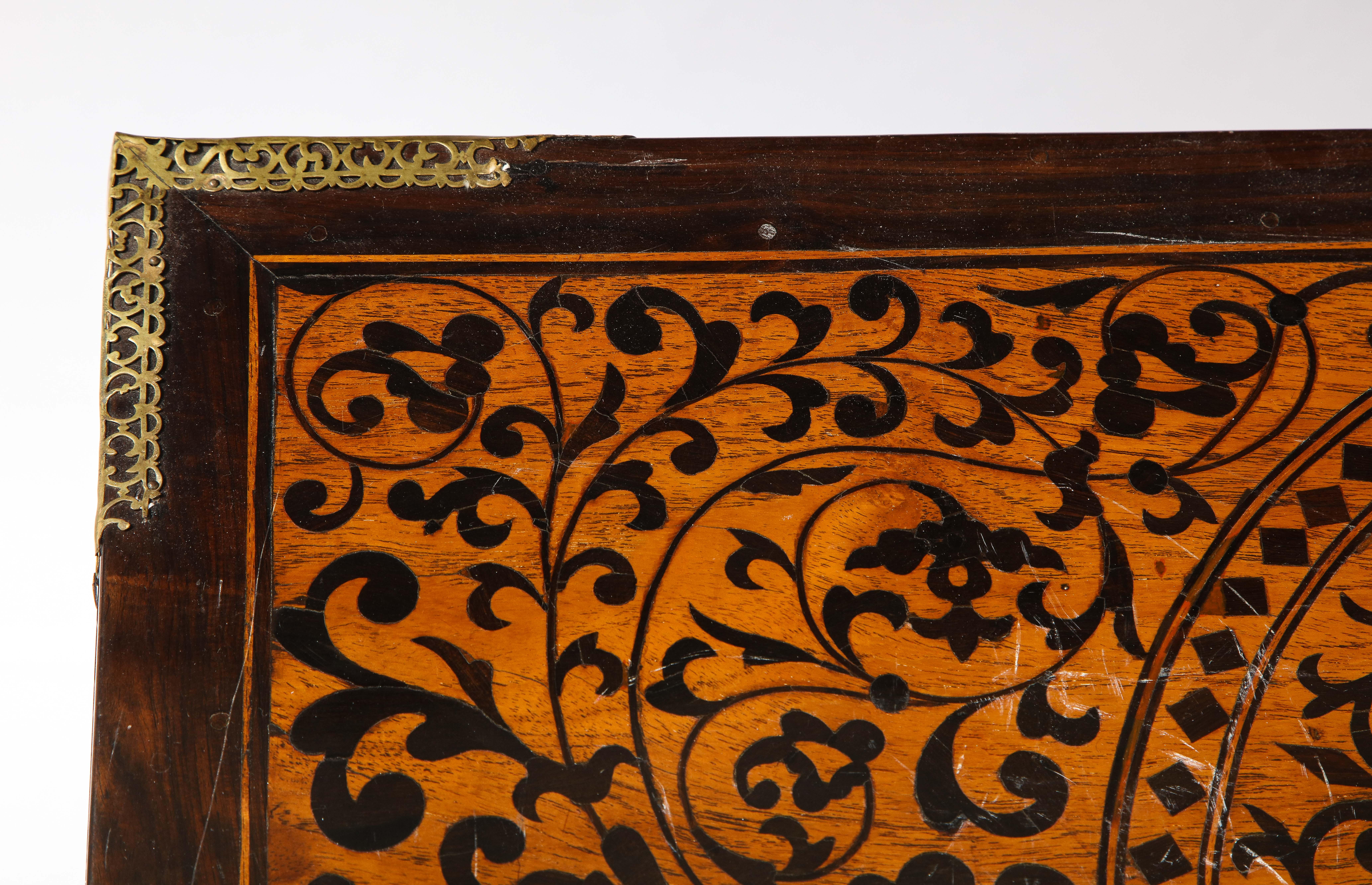Cabinet indo-portugais en bois dur monté sur laiton et marqueterie de bois indien en vente 9