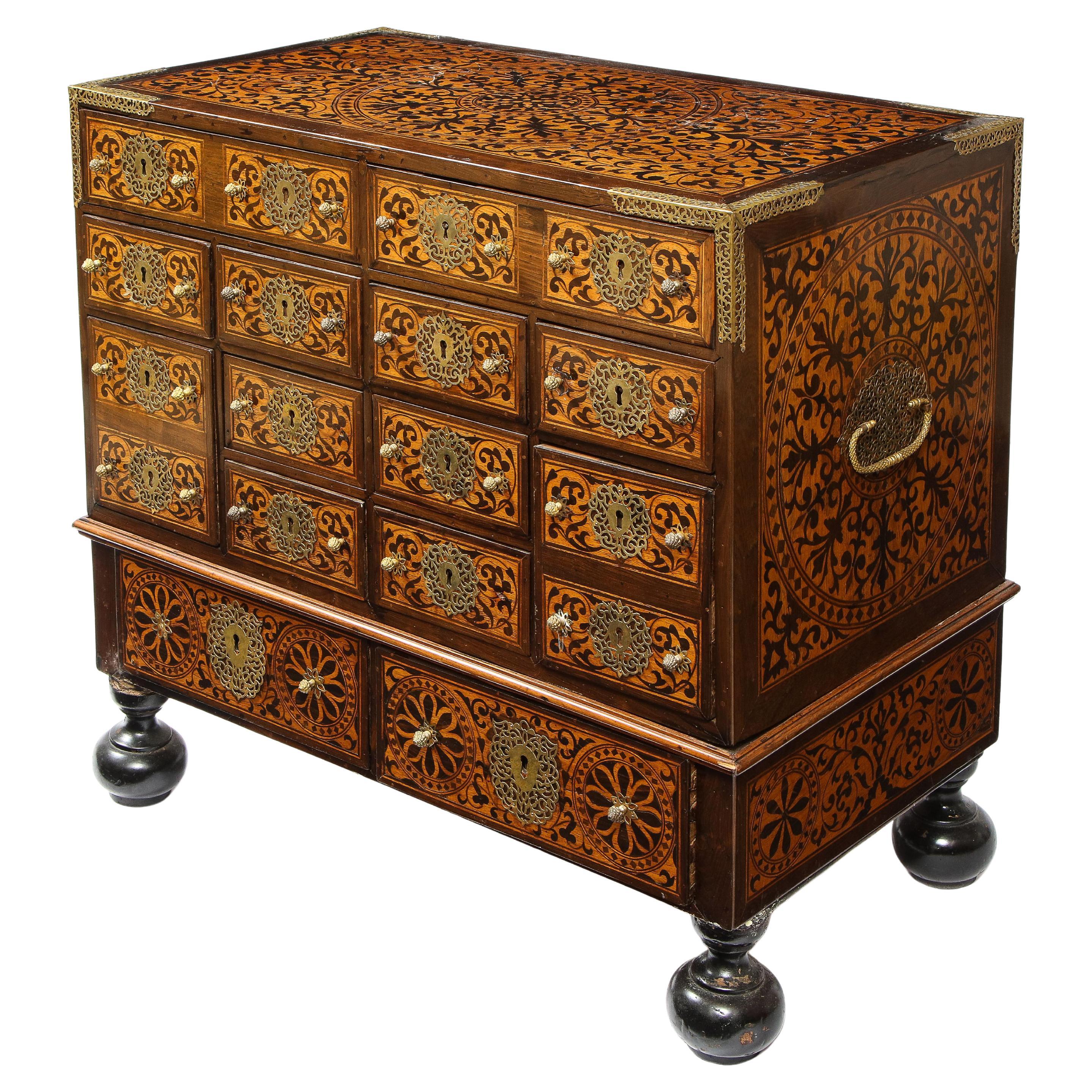 Cabinet indo-portugais en bois dur monté sur laiton et marqueterie de bois indien