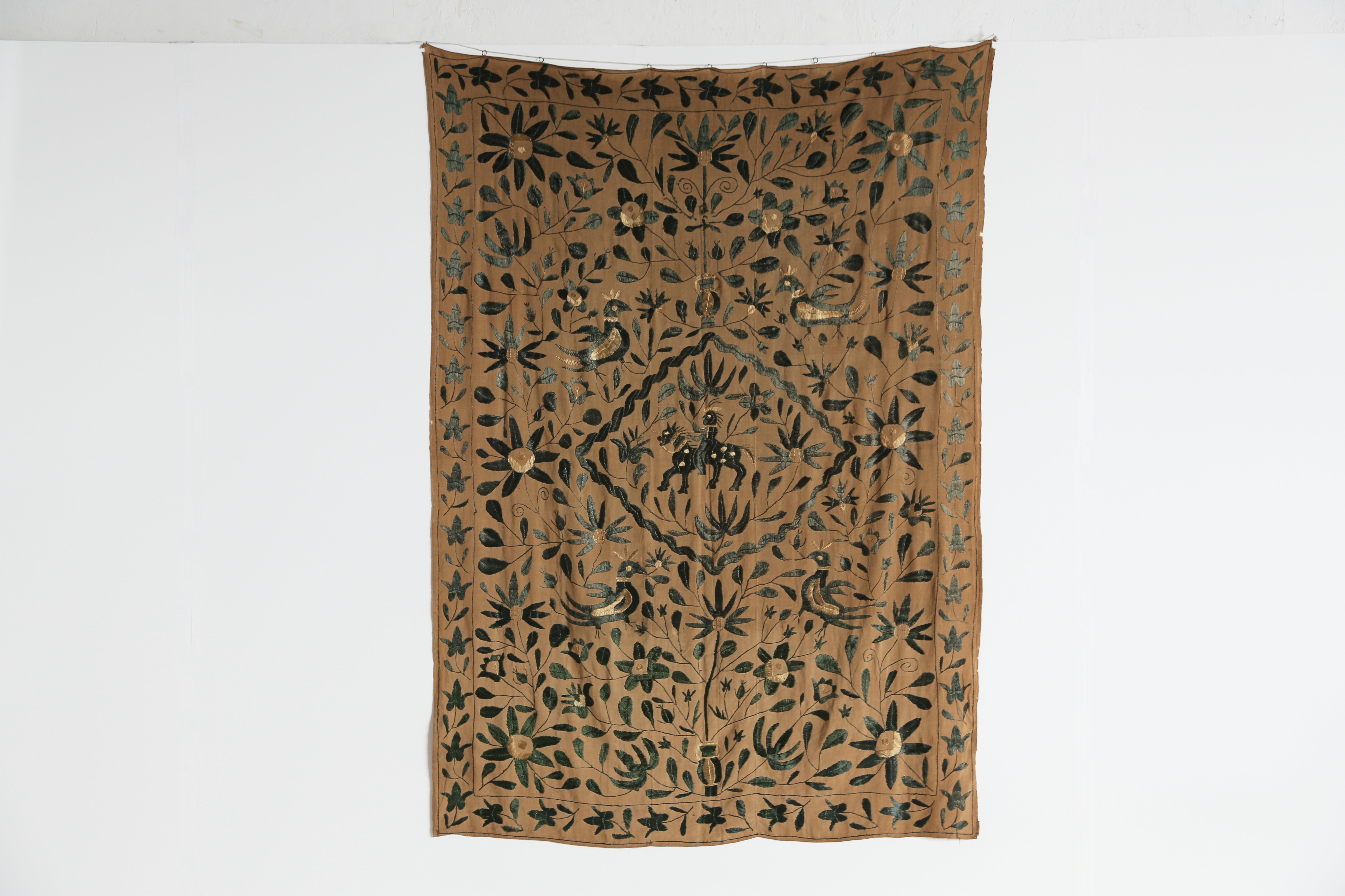INDO-portugiesischer Wandbehang aus gestickter Seide und Leinen, 18. Jahrhundert.  Einige Randschäden am Leinen, sonst guter Zustand.    Schneller Versand weltweit.