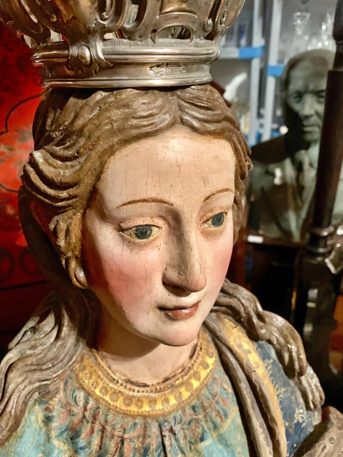 Indo-portuguesische Skulptur „Lady Conception“ 17. Jahrhundert, H 147 cm (18. Jahrhundert und früher) im Angebot