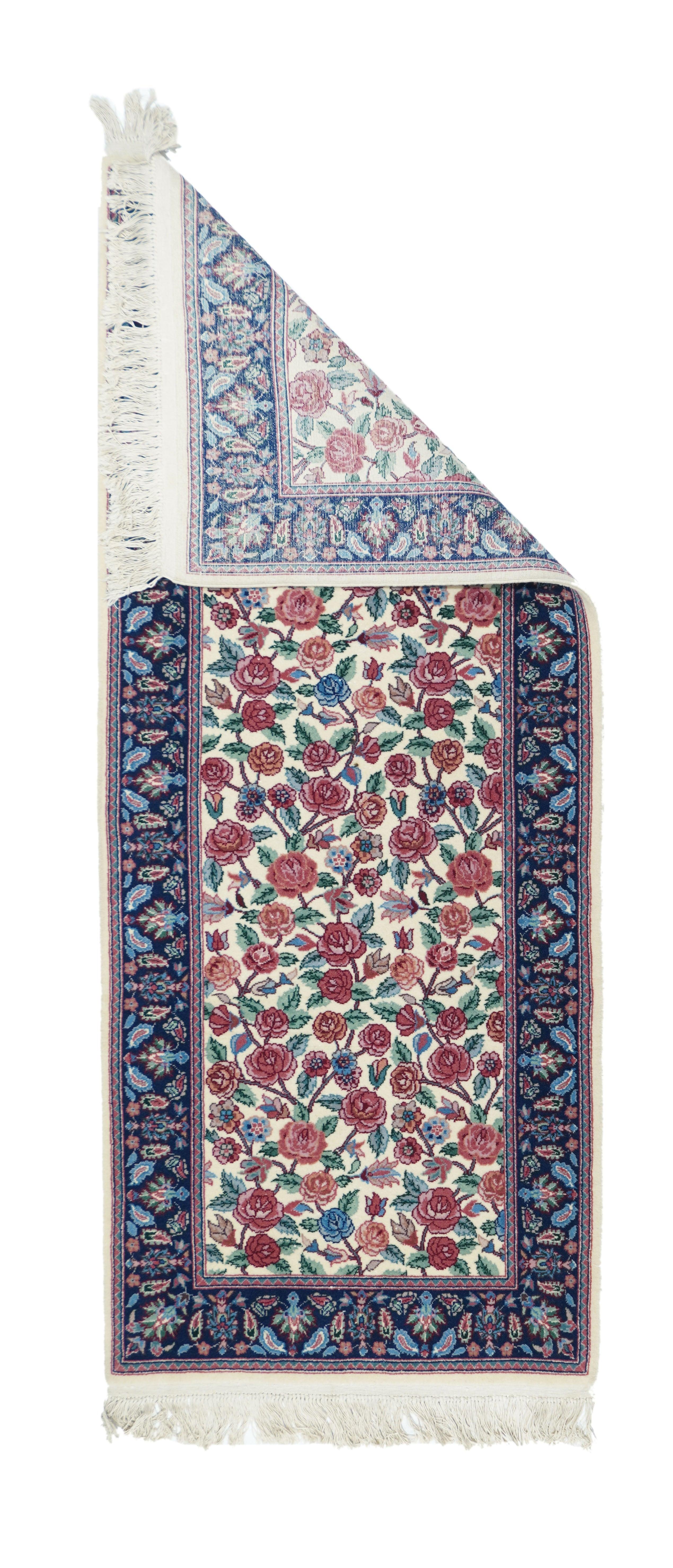 Tappeto INDO- 2'6'' x 6'0''. Tutto sta diventando rose e fiori! Tutte rose, in rosa, rosso e verde acqua, su steli senza spine che serpeggiano lungo il campo. E qualche germoglio. Bordo principale quasi nero con palmette e foglie di boteh invertite.