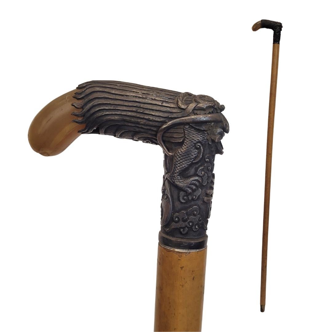 Beautiful and Exotic wooden cane with old -aged silver handle with horn horn auction, from indochina and dated around at the end of the 19th century and the beginning of the 20th century.

The mango has intricate decorations in silver with typical