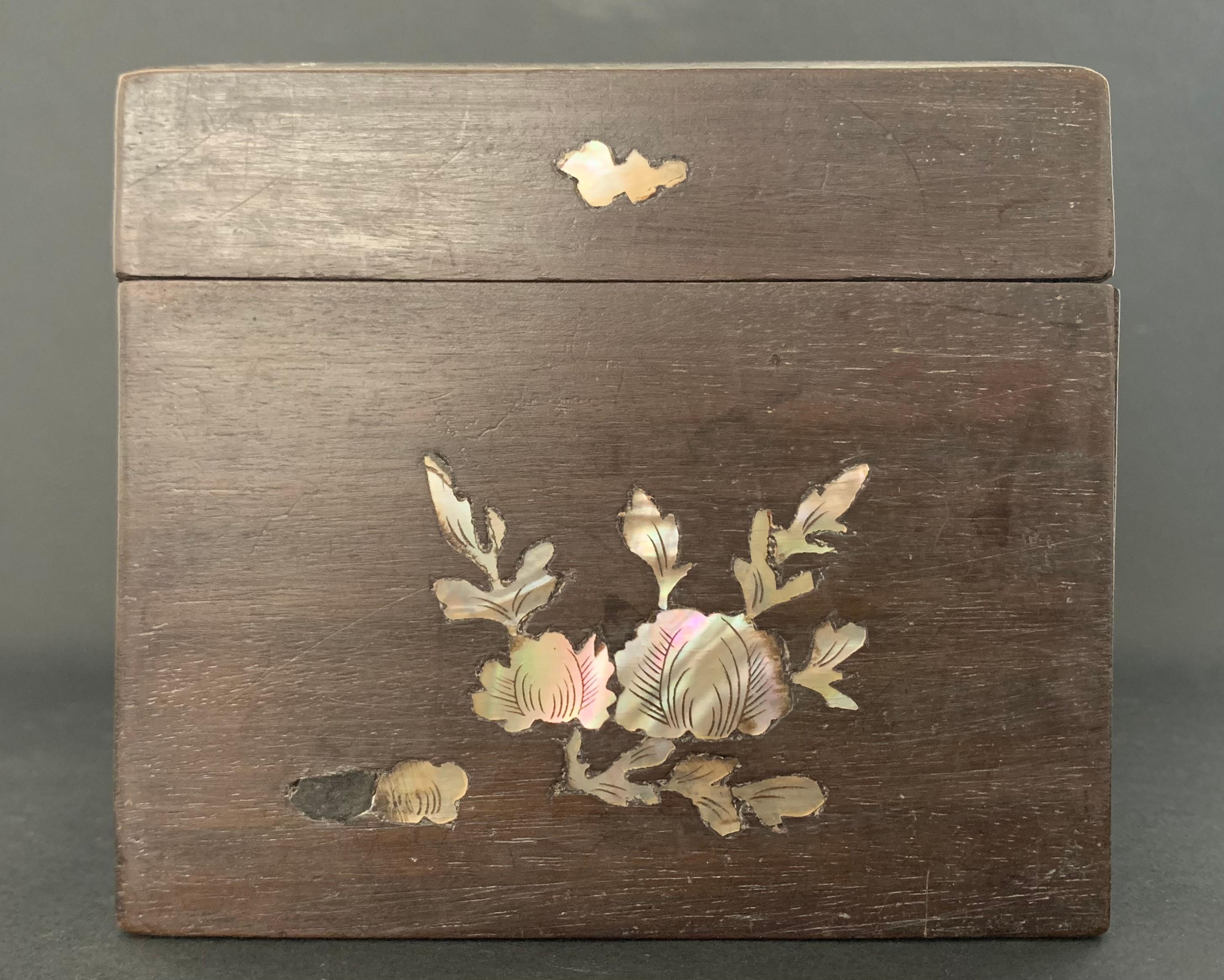 Indochinesische Kiste aus Holz und Perlmutt um 1900 (19. Jahrhundert) im Angebot