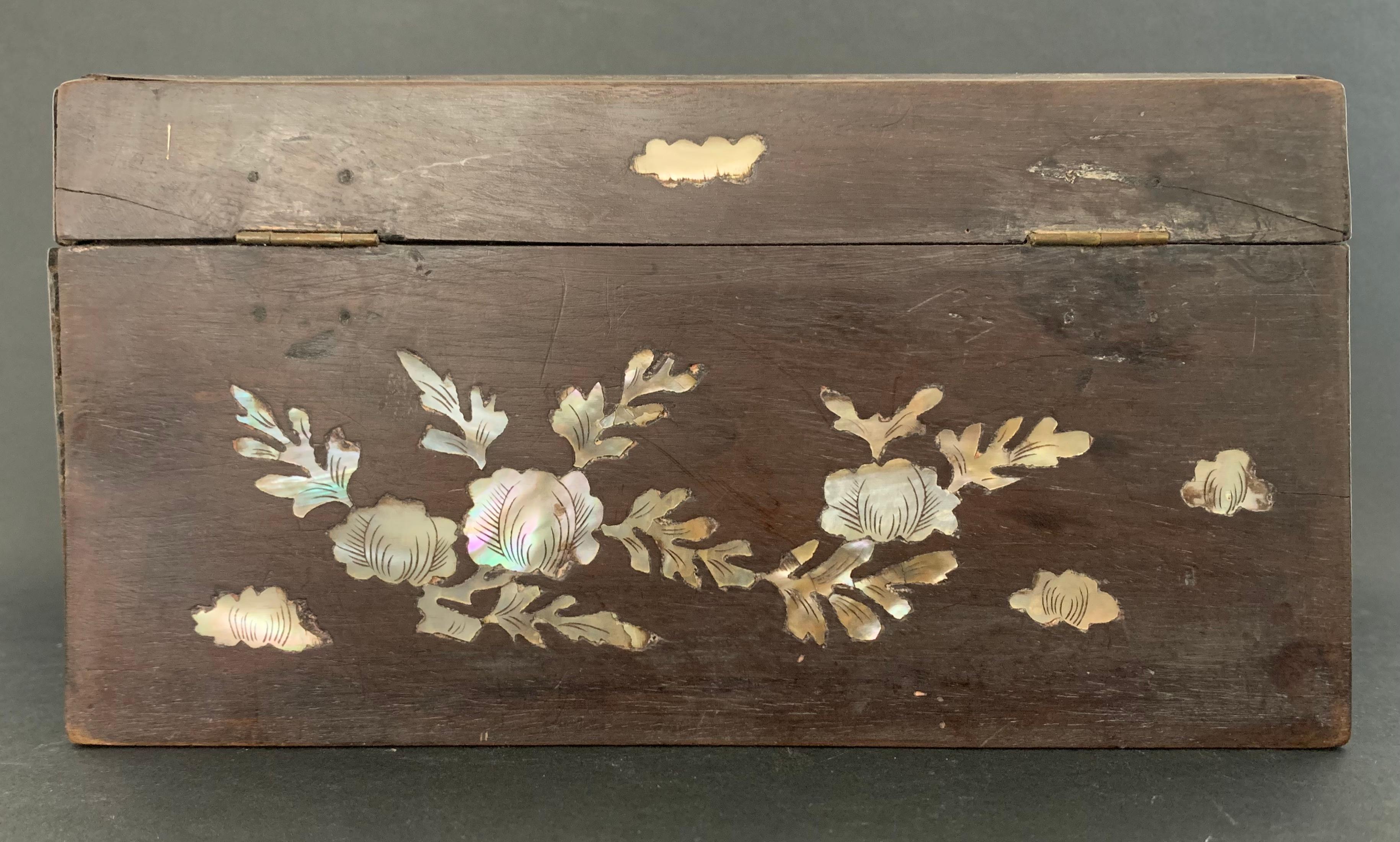 Indochinese Box in Wood and Mother of Pearl circa 1900 For Sale 1