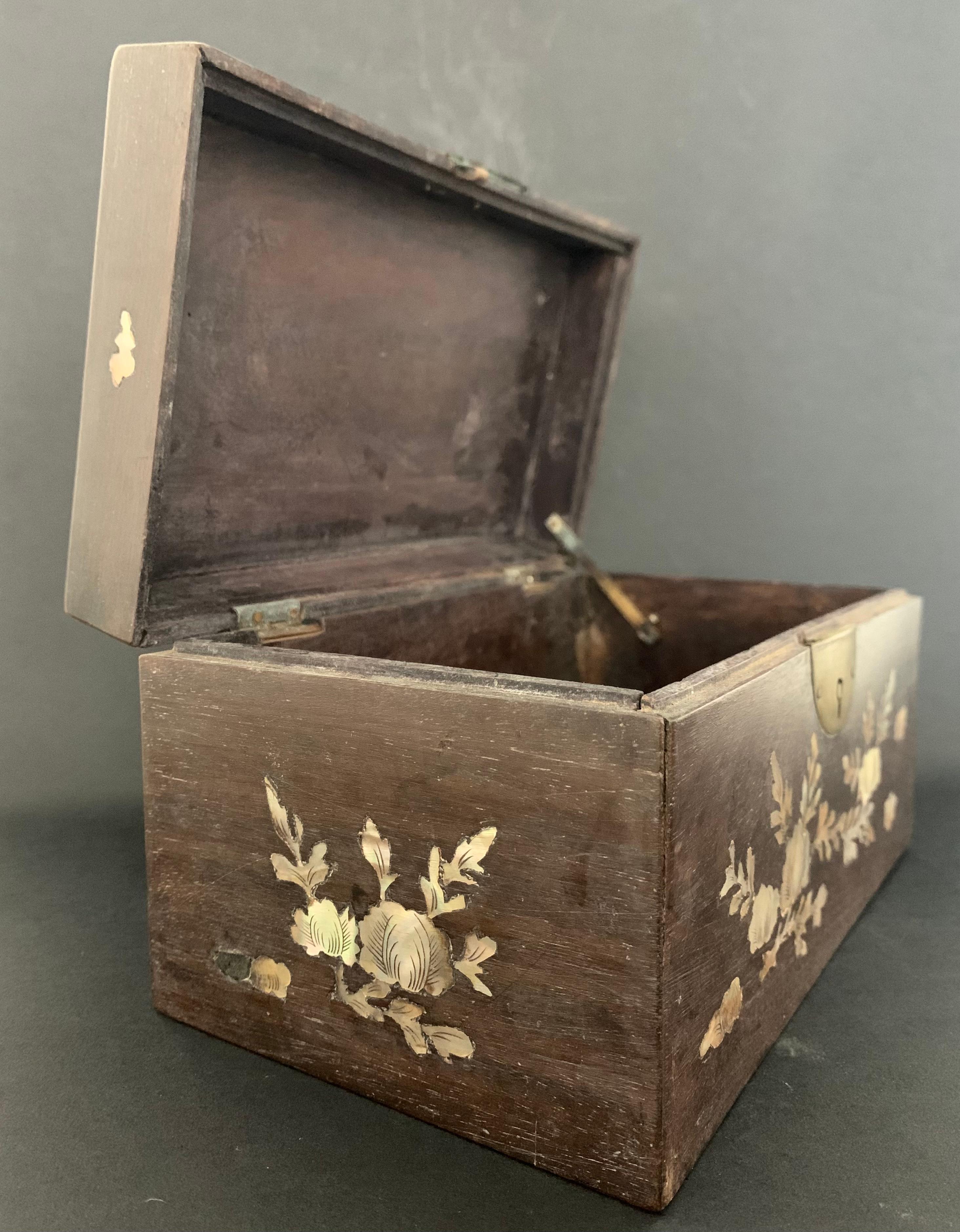 Bois Boîte indochinoise en Wood et nacre circa 1900 en vente