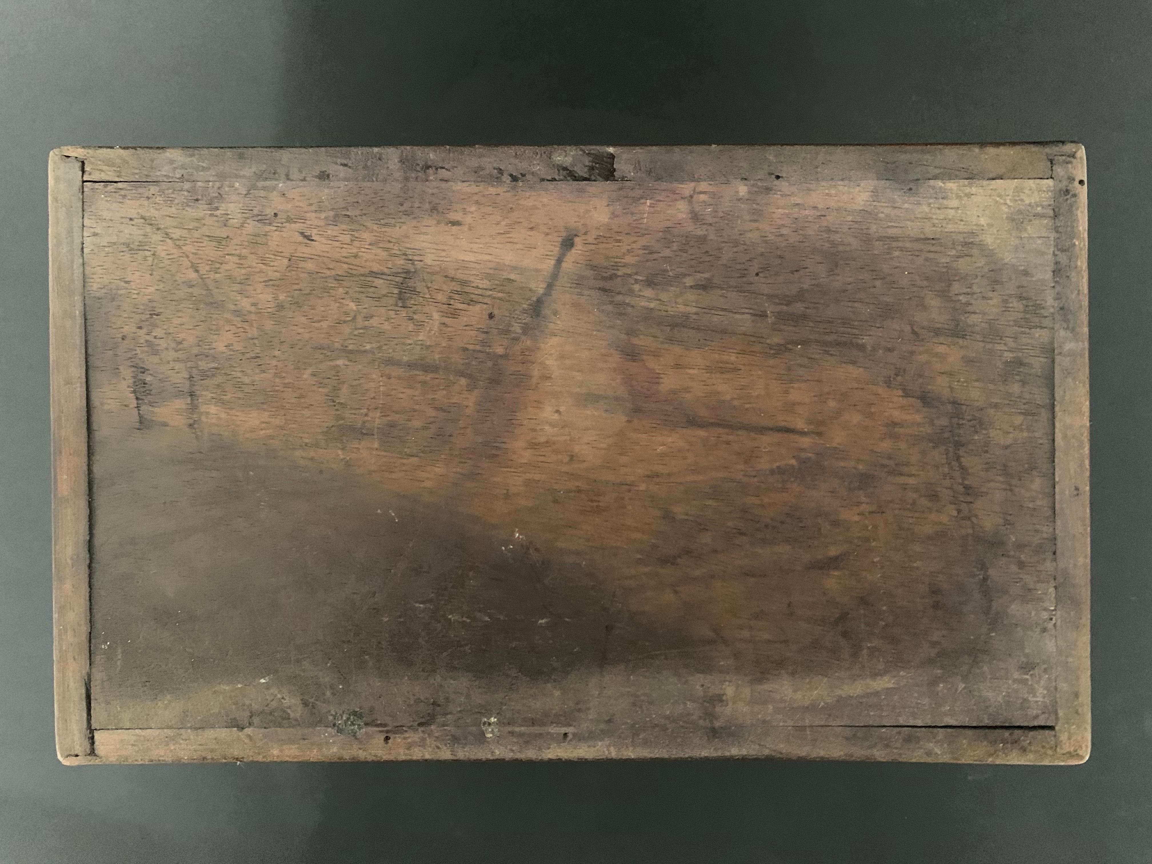 Boîte indochinoise en Wood et nacre circa 1900 en vente 1