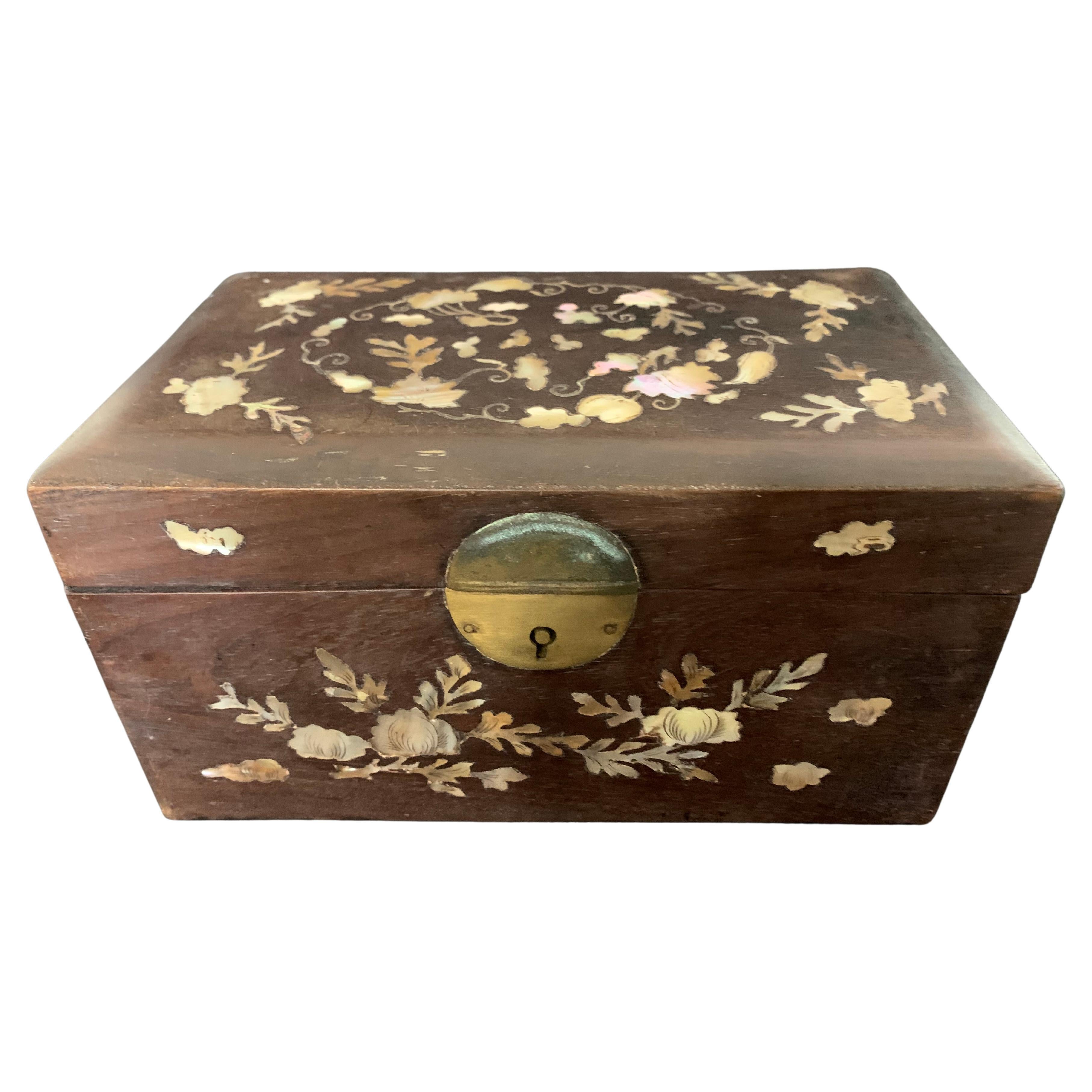 Indochinesische Kiste aus Holz und Perlmutt um 1900 im Angebot