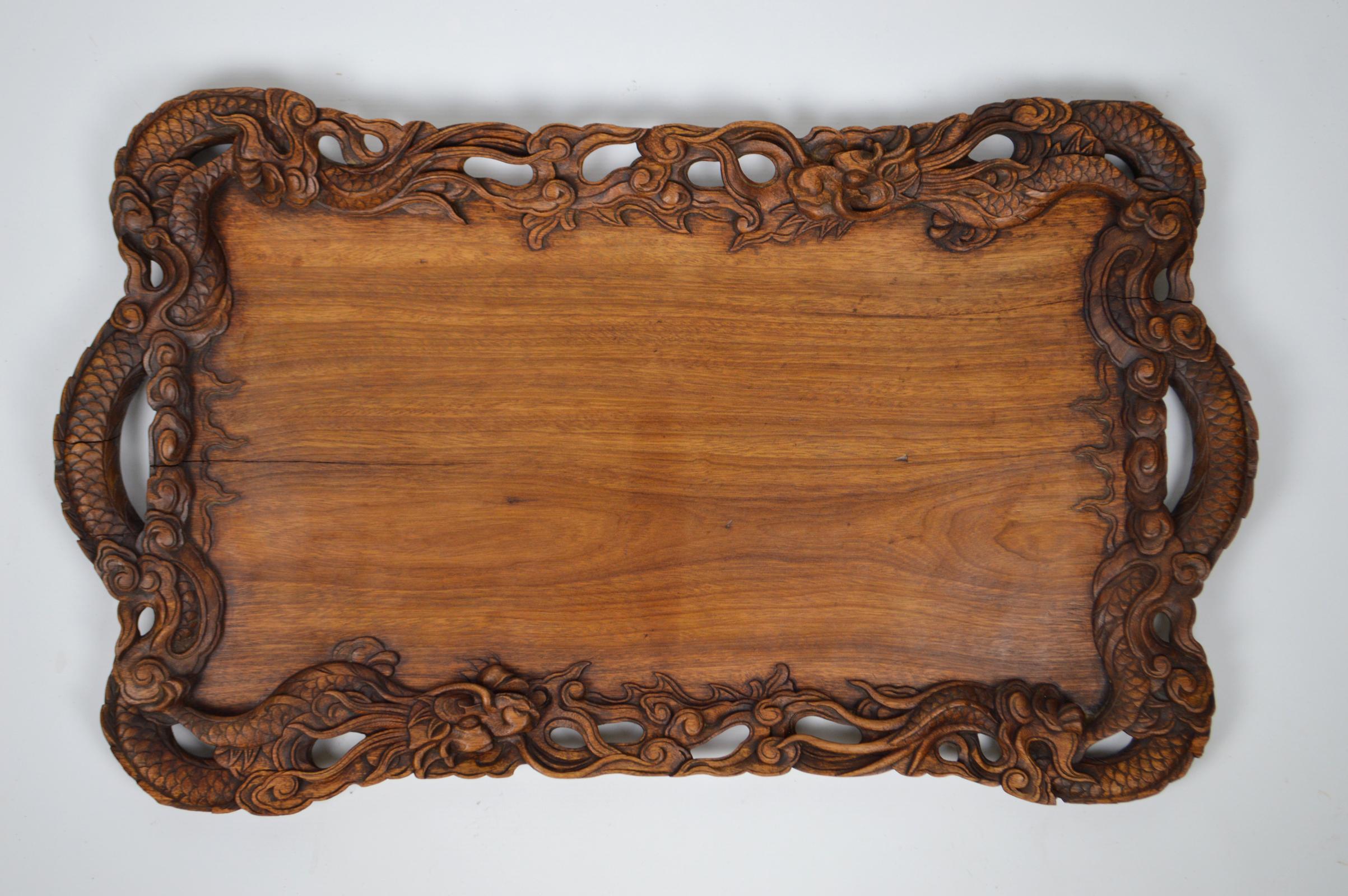 Superb Indochinese table / serving tray in carved wood.

Very elaborate sculpture with a mythological theme (dragons).
Good manufacturing quality.

Asia, French Indochina (Vietnam), circa 1900.

In good condition.

Dimensions:
Height 61 cm
Width 37