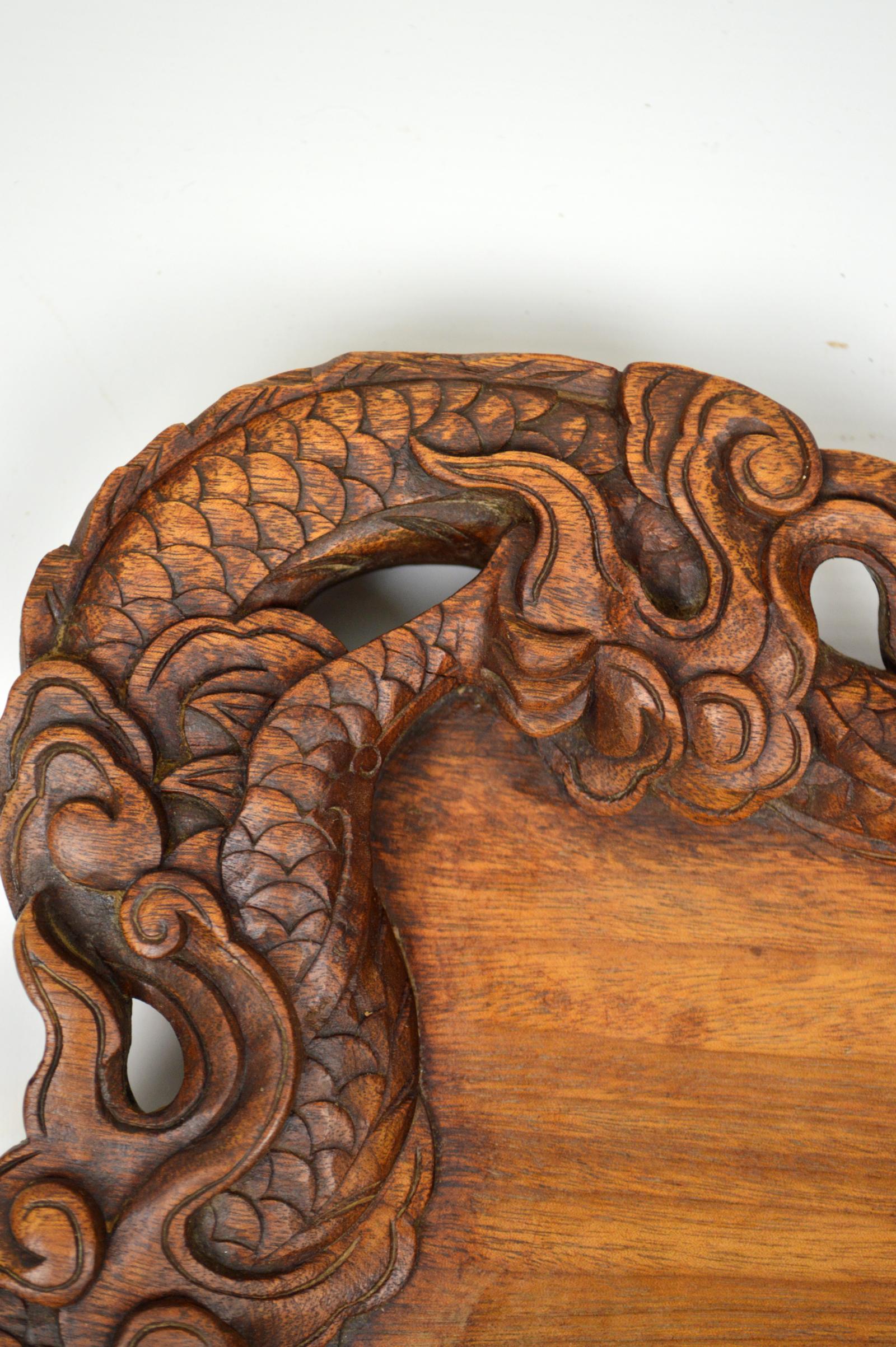 Indochinesisches Tablett mit geschnitzten Drachen, um 1900 (Holz) im Angebot