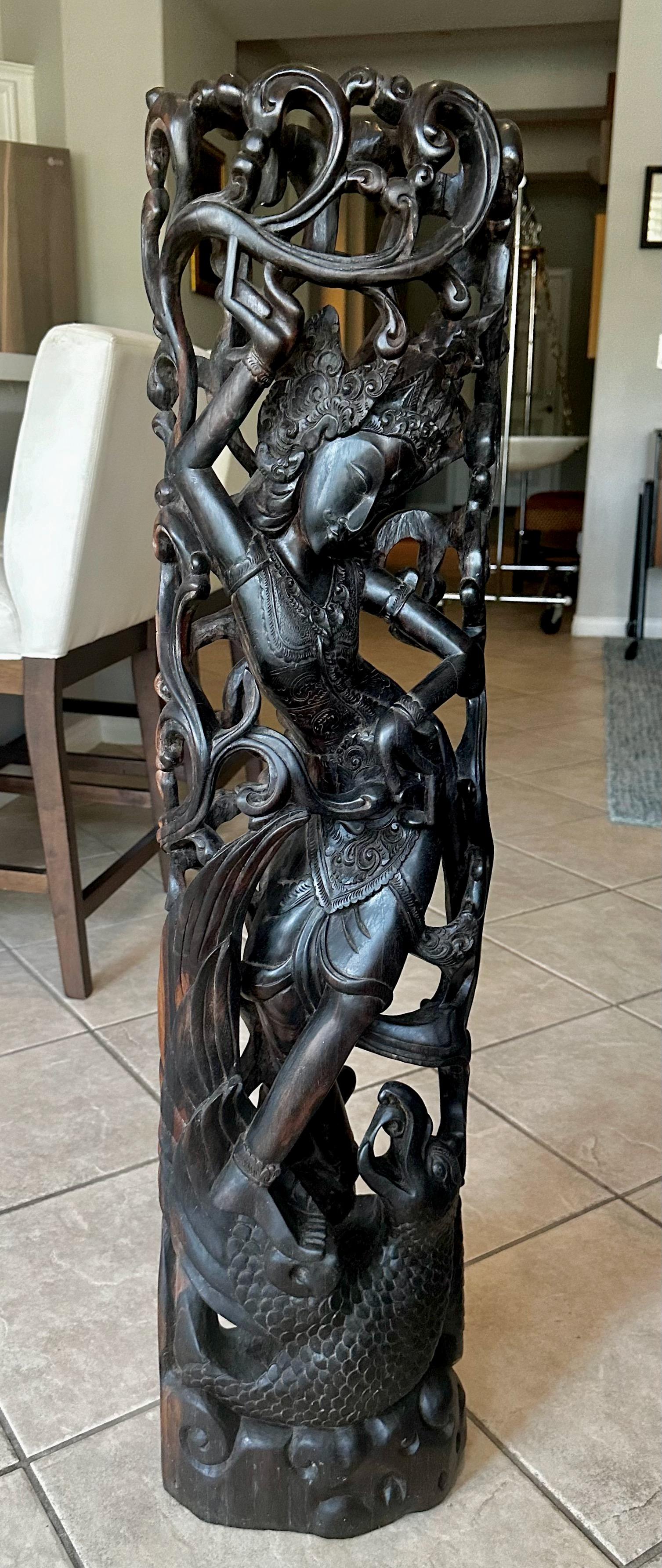 Indonesia Divinità danzante Maschio Serpente Statua in legno duro intagliato in vendita 13