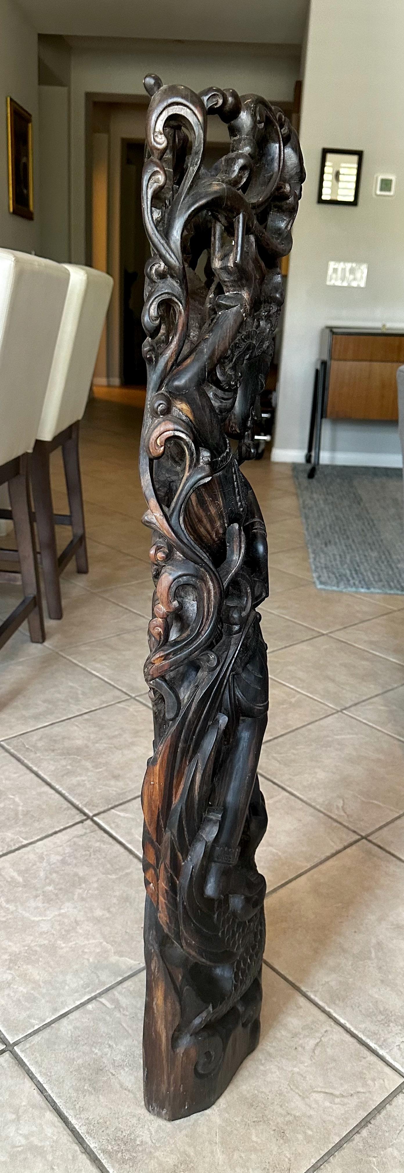 Indonesia Divinità danzante Maschio Serpente Statua in legno duro intagliato in vendita 2