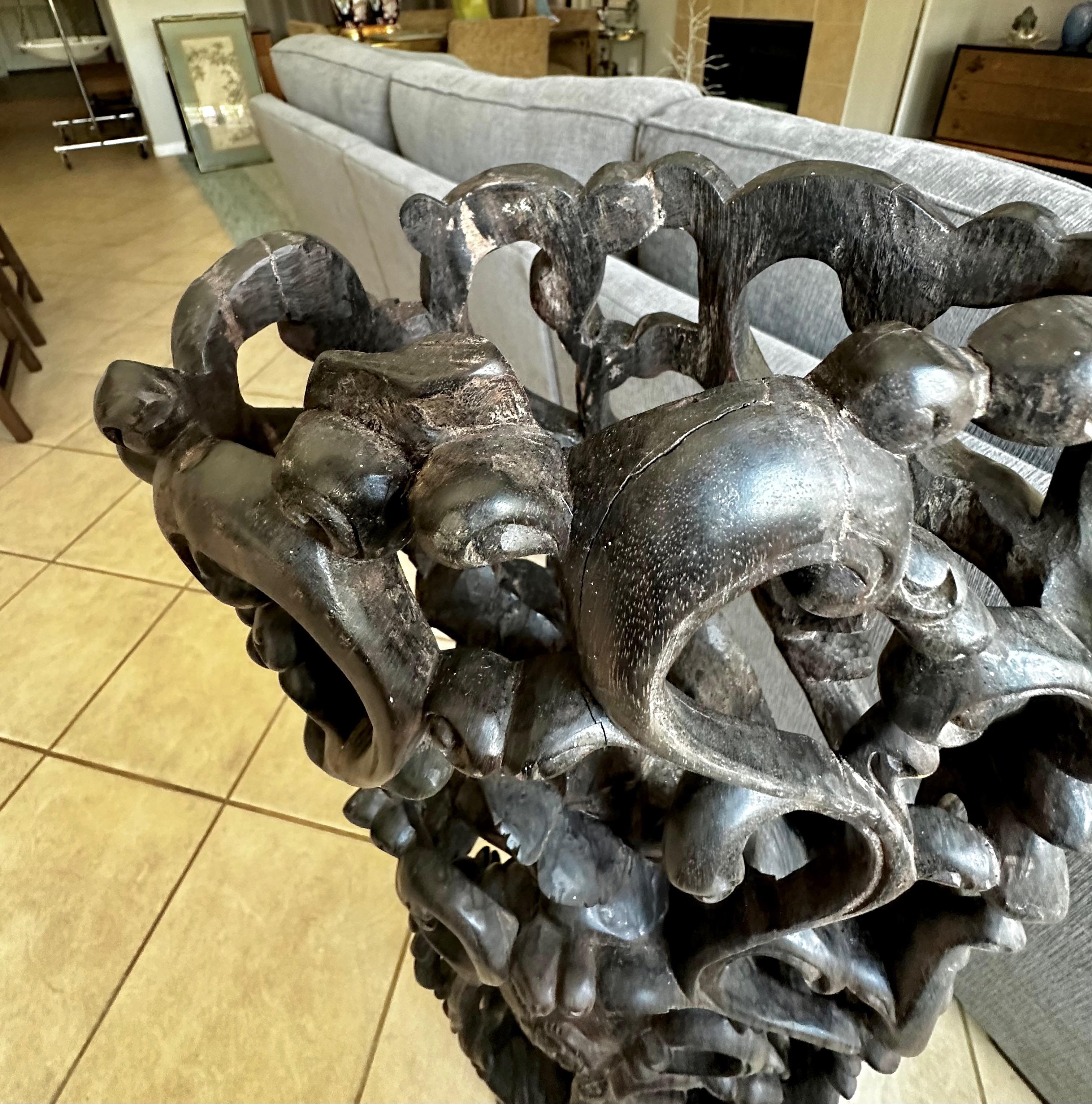 Indonesia Divinità danzante Maschio Serpente Statua in legno duro intagliato in vendita 7