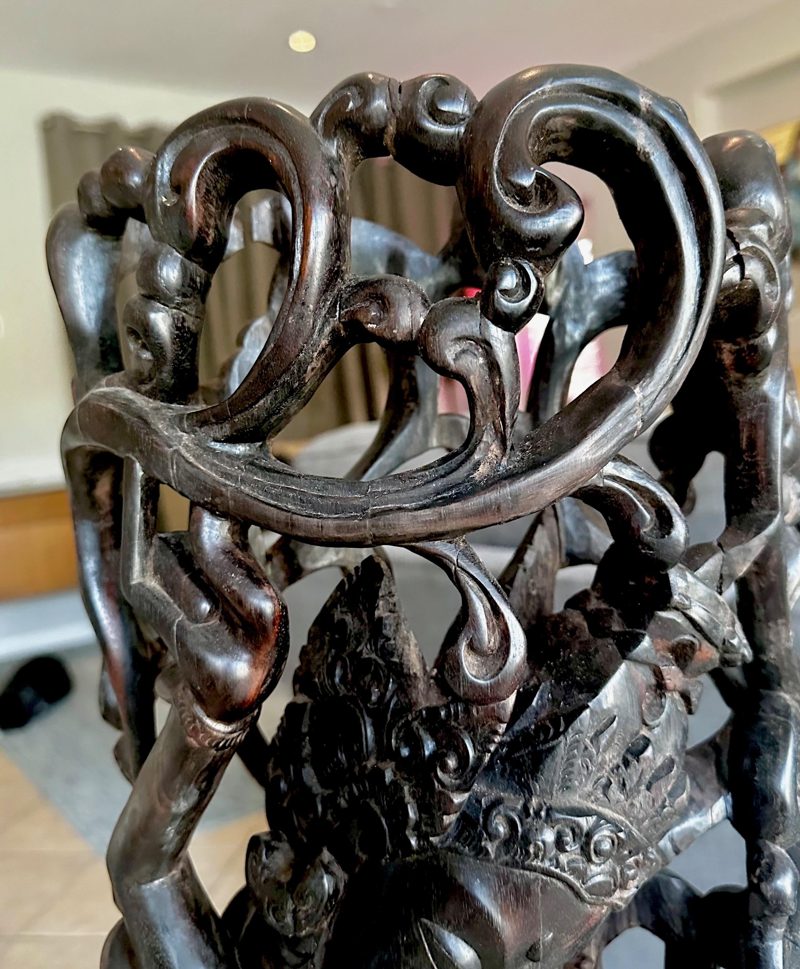 Indonesia Divinità danzante Maschio Serpente Statua in legno duro intagliato in vendita 10