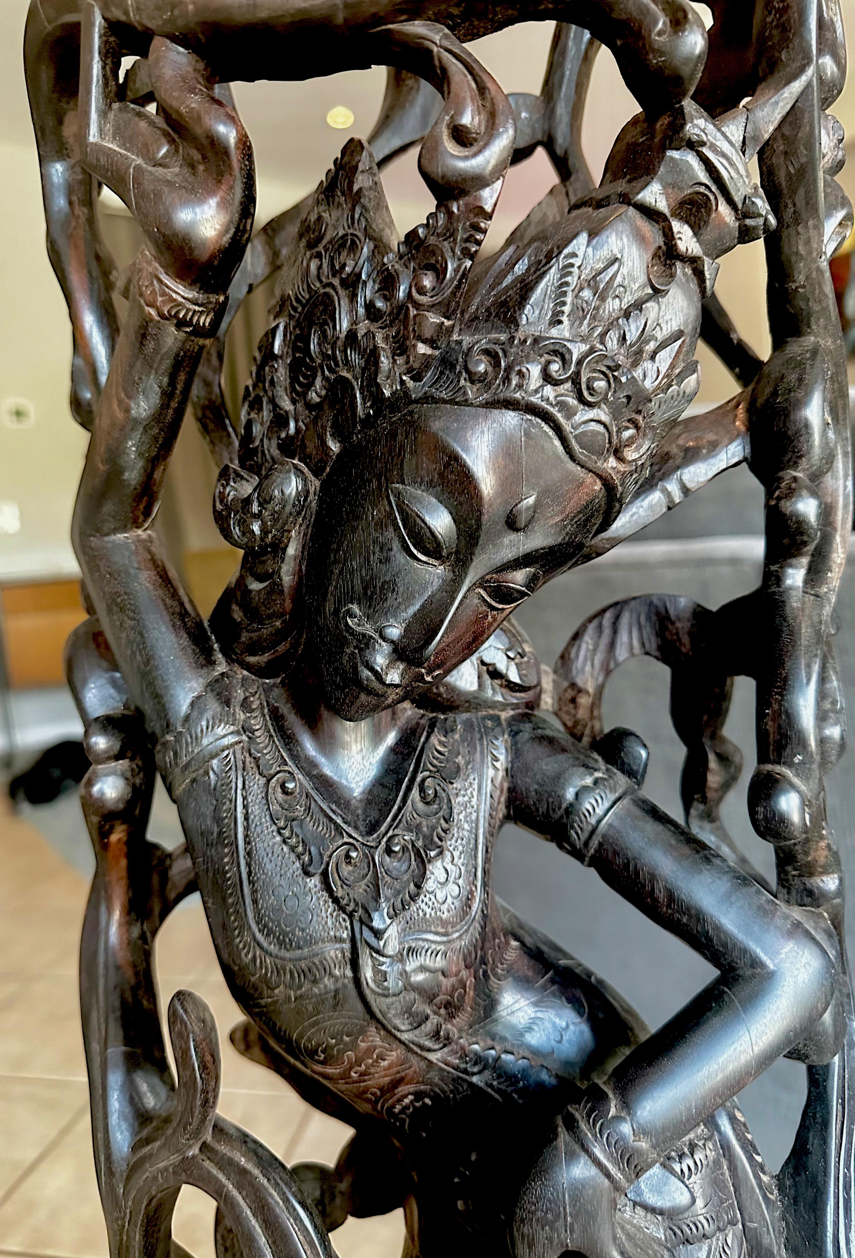 Indonesia Divinità danzante Maschio Serpente Statua in legno duro intagliato in vendita 4