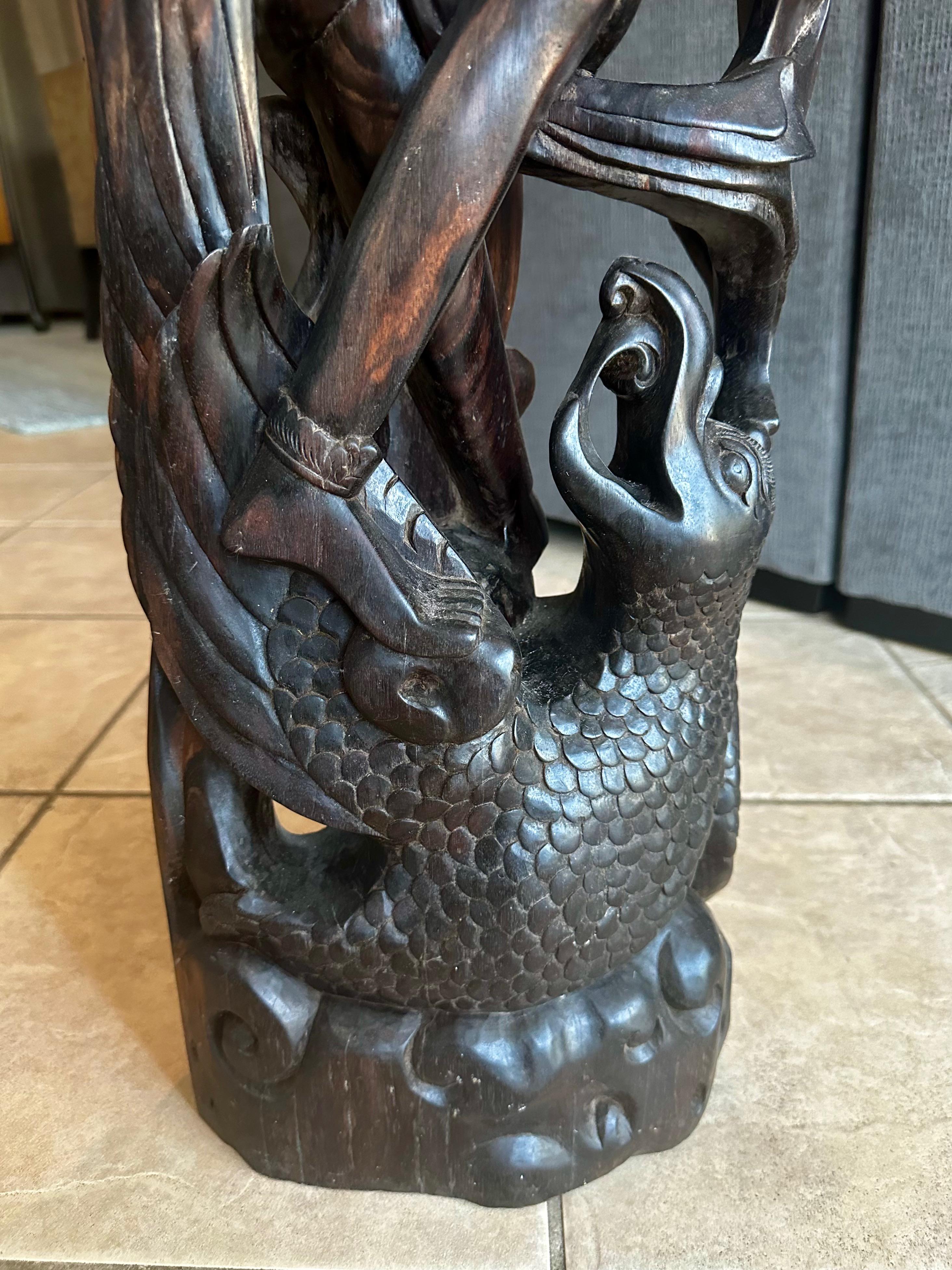 Indonesia Divinità danzante Maschio Serpente Statua in legno duro intagliato in vendita 6