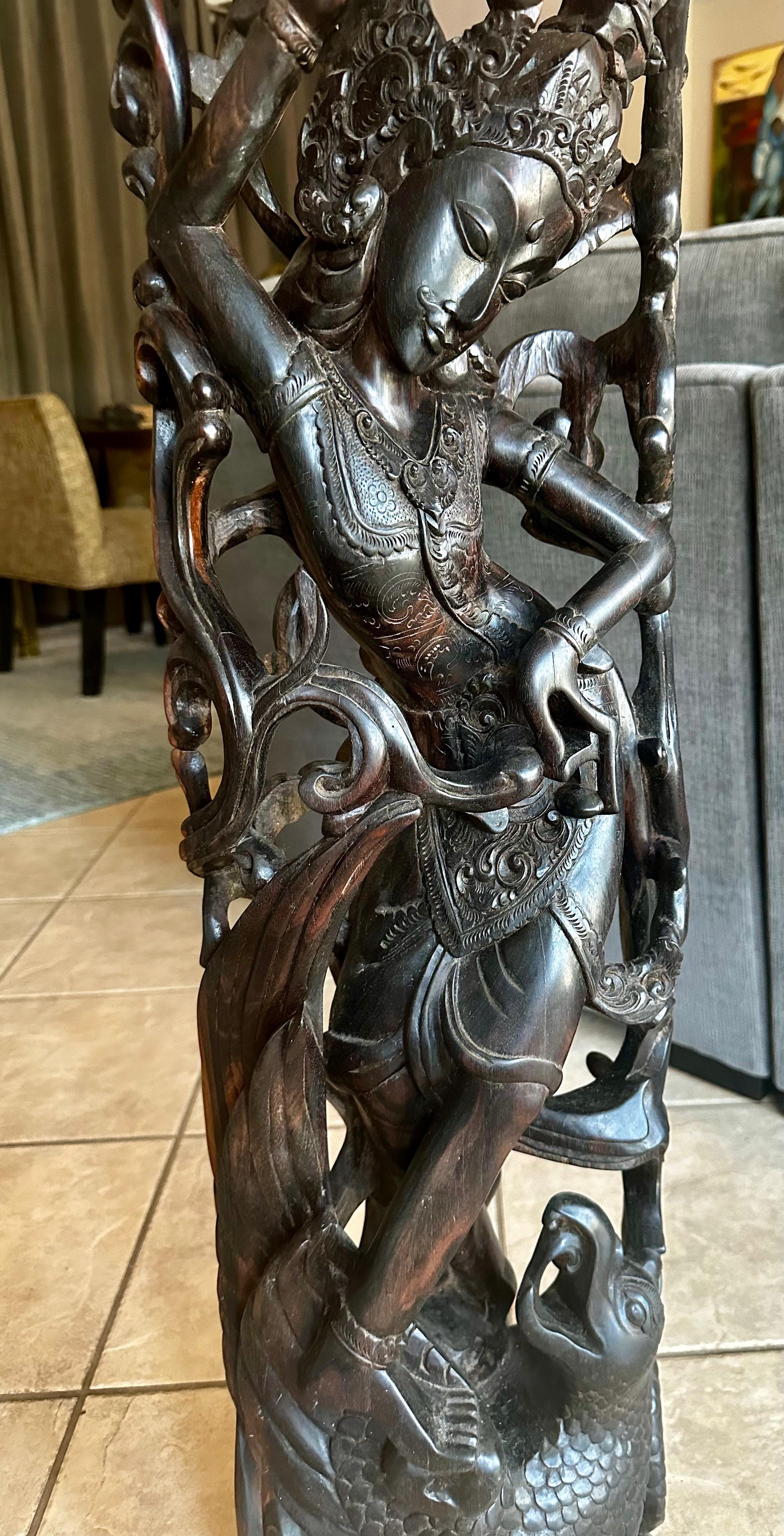 Indonesia Divinità danzante Maschio Serpente Statua in legno duro intagliato in vendita 12
