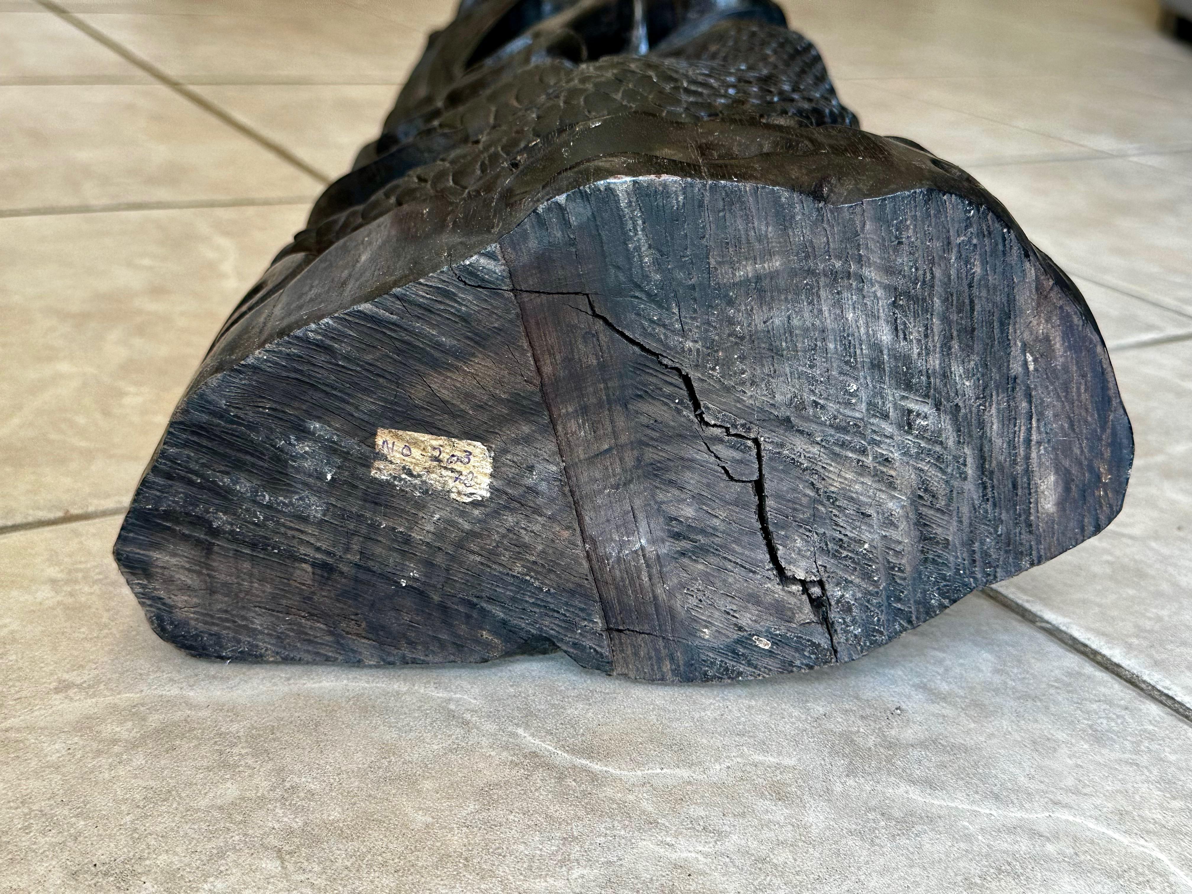 Indonesia Divinità danzante Maschio Serpente Statua in legno duro intagliato in vendita 11