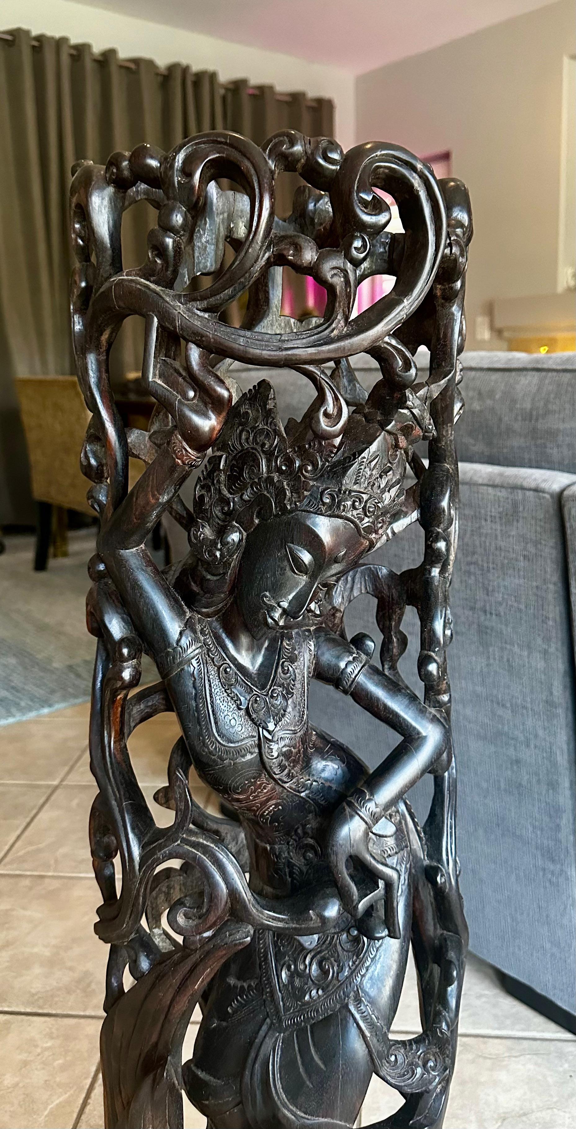 Indonesia Divinità danzante Maschio Serpente Statua in legno duro intagliato in vendita 1