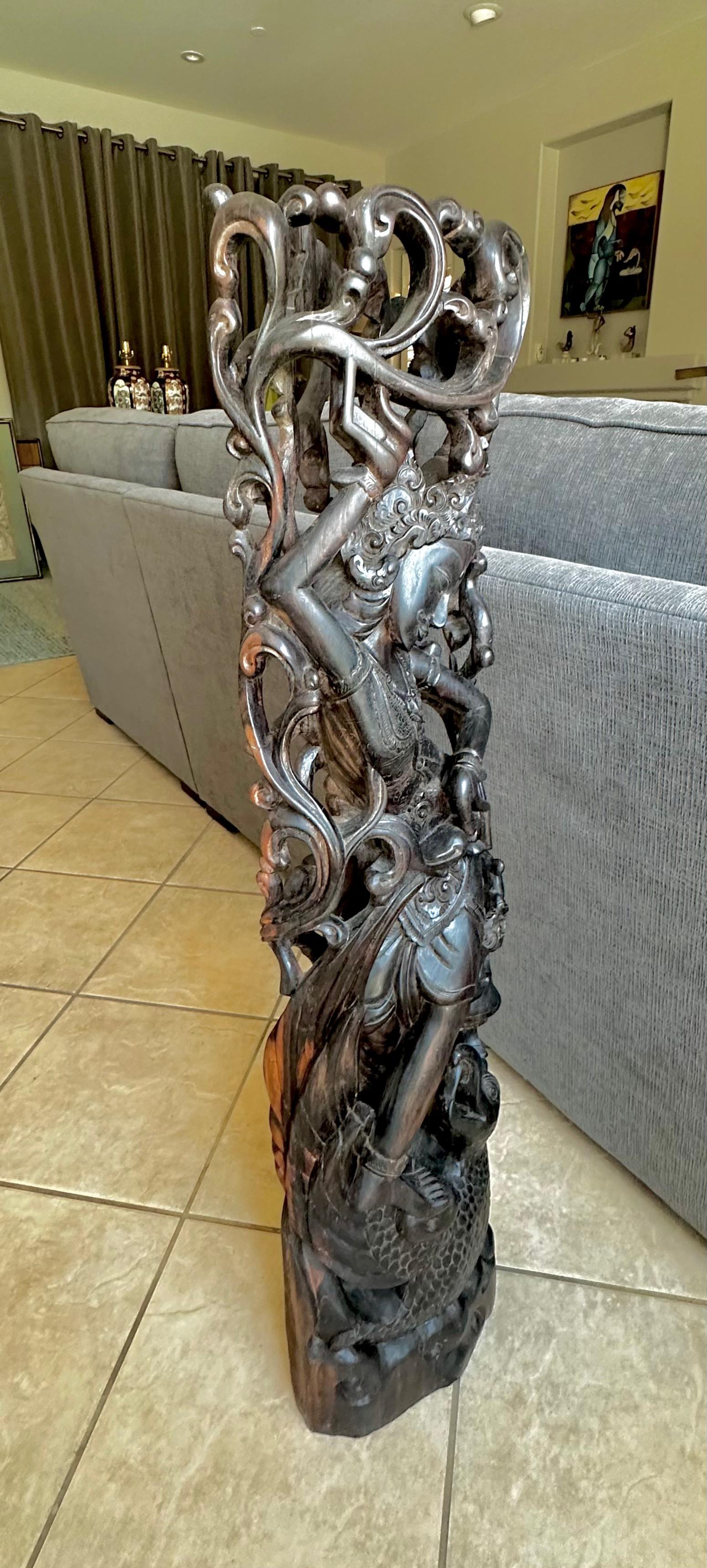 Intagliato a mano Indonesia Divinità danzante Maschio Serpente Statua in legno duro intagliato in vendita