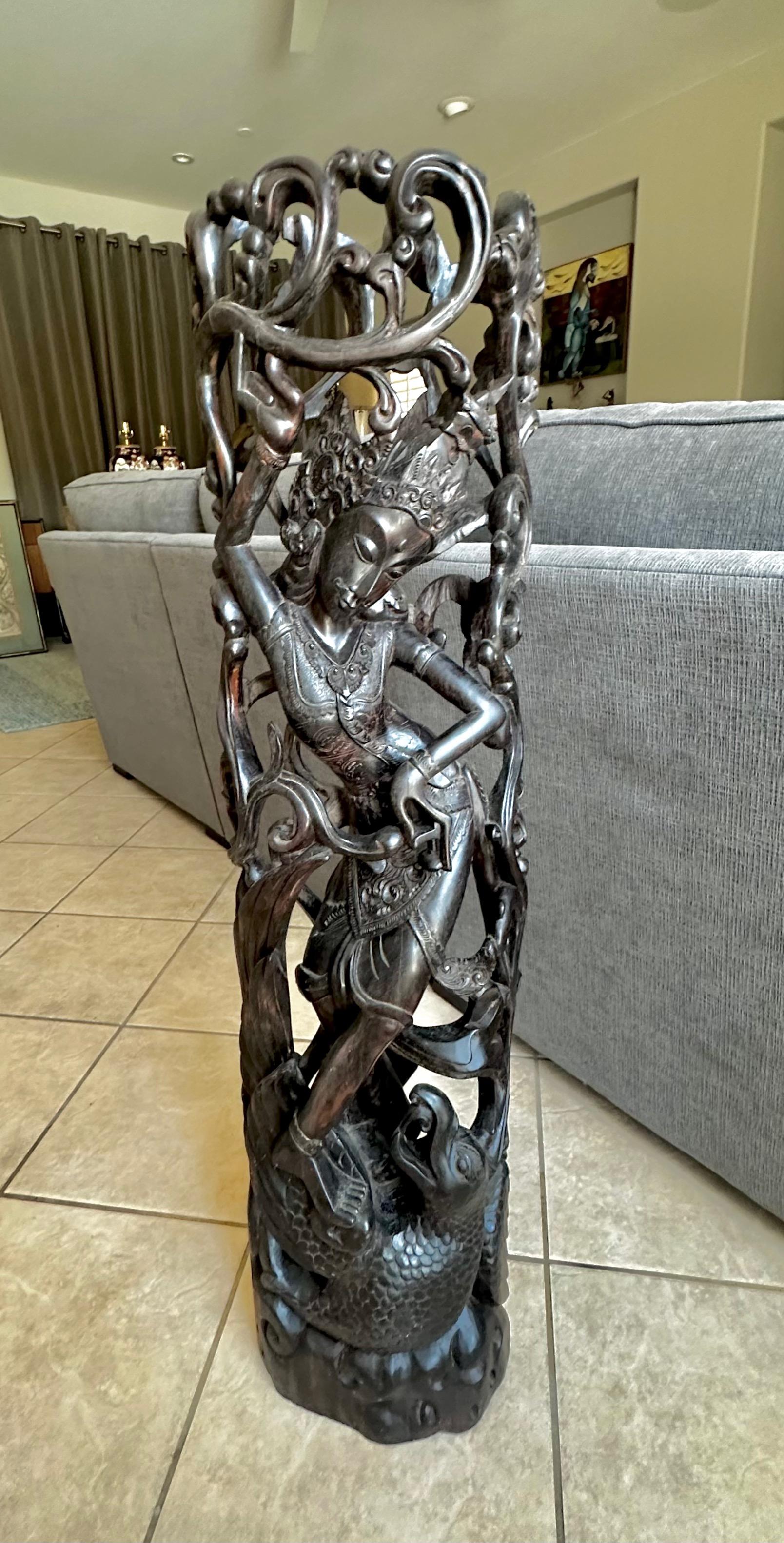 Indonesia Divinità danzante Maschio Serpente Statua in legno duro intagliato In condizioni buone in vendita a Palm Springs, CA