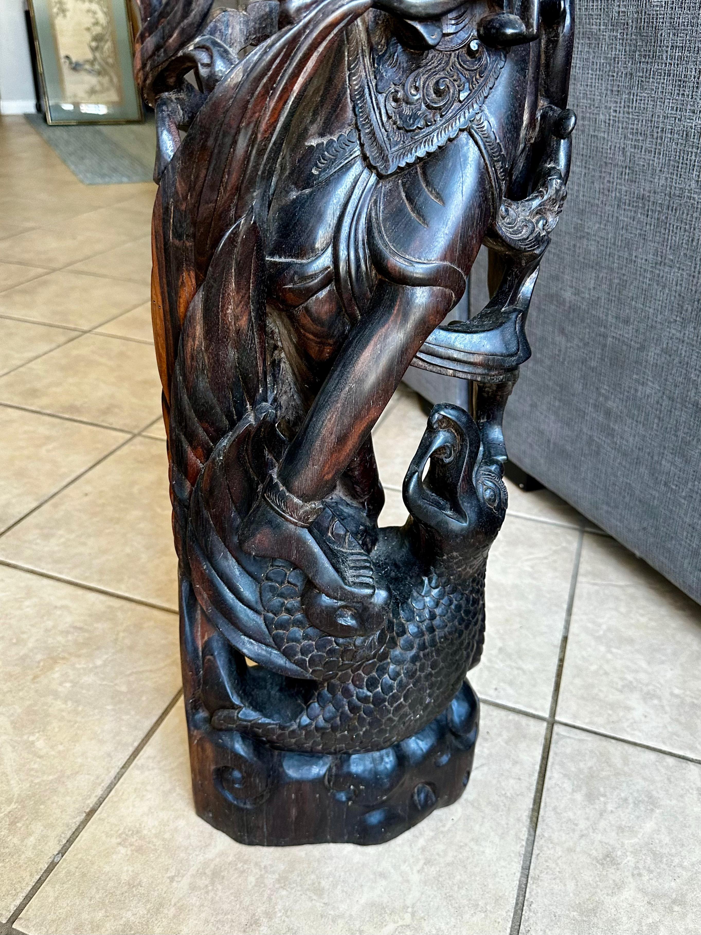 Metà XX secolo Indonesia Divinità danzante Maschio Serpente Statua in legno duro intagliato in vendita