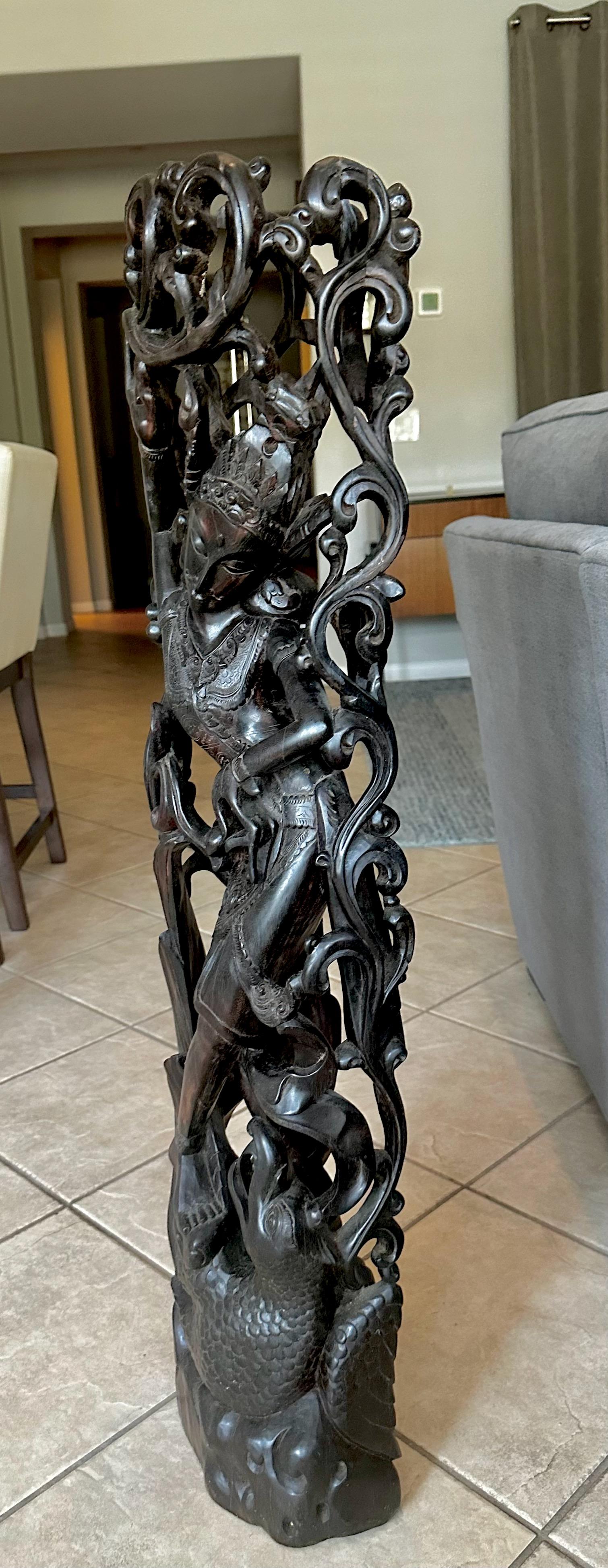 Legno Indonesia Divinità danzante Maschio Serpente Statua in legno duro intagliato in vendita