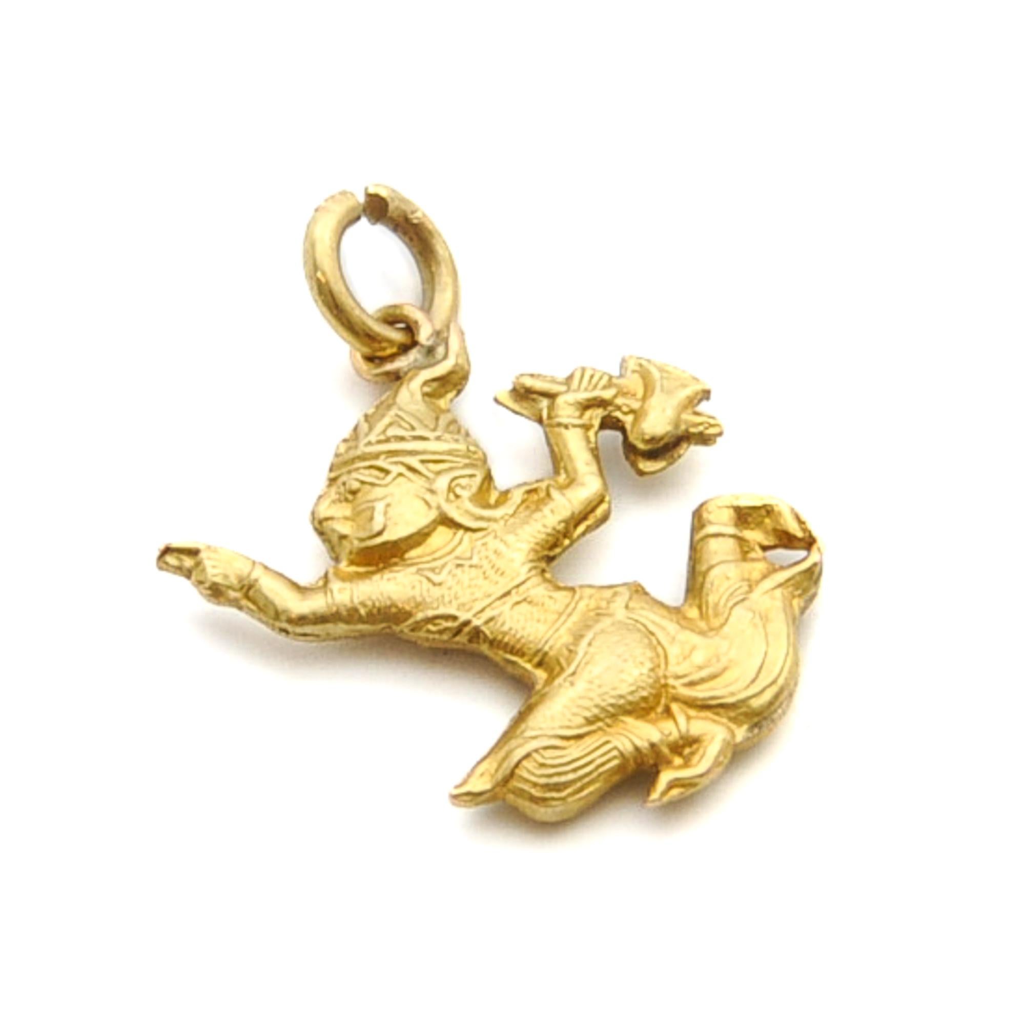 Vintage Indonesian 18 Karat Gold Charm Pendant In Good Condition For Sale In Rotterdam, NL