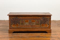 Indonesische geschnitzte und bemalte Truhe aus dem 19. Jahrhundert mit Architektur und Blattwerk