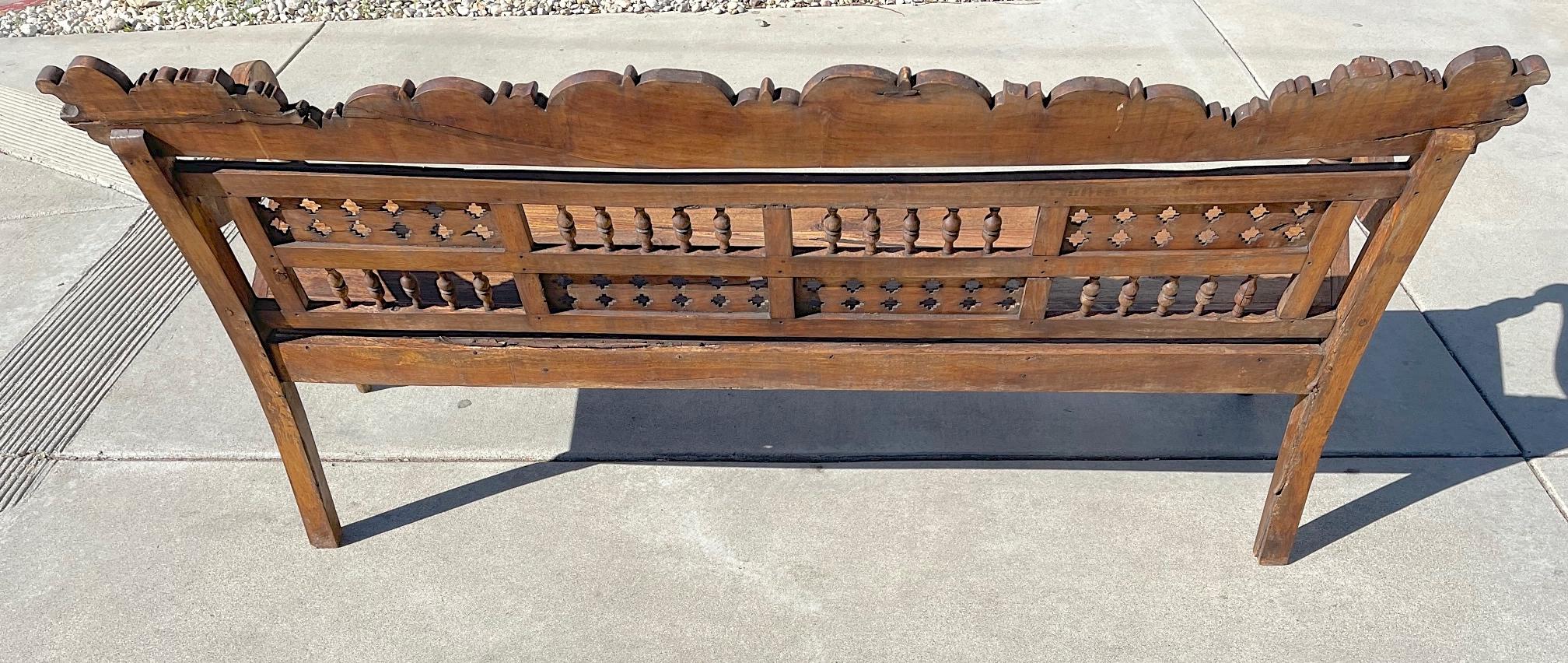 Indonesische, handgeschnitzte Gartenbank aus Teakholz mit zwei Seitenarmen aus dem 19. Jahrhundert im Zustand „Starke Gebrauchsspuren“ in Santa Monica, CA