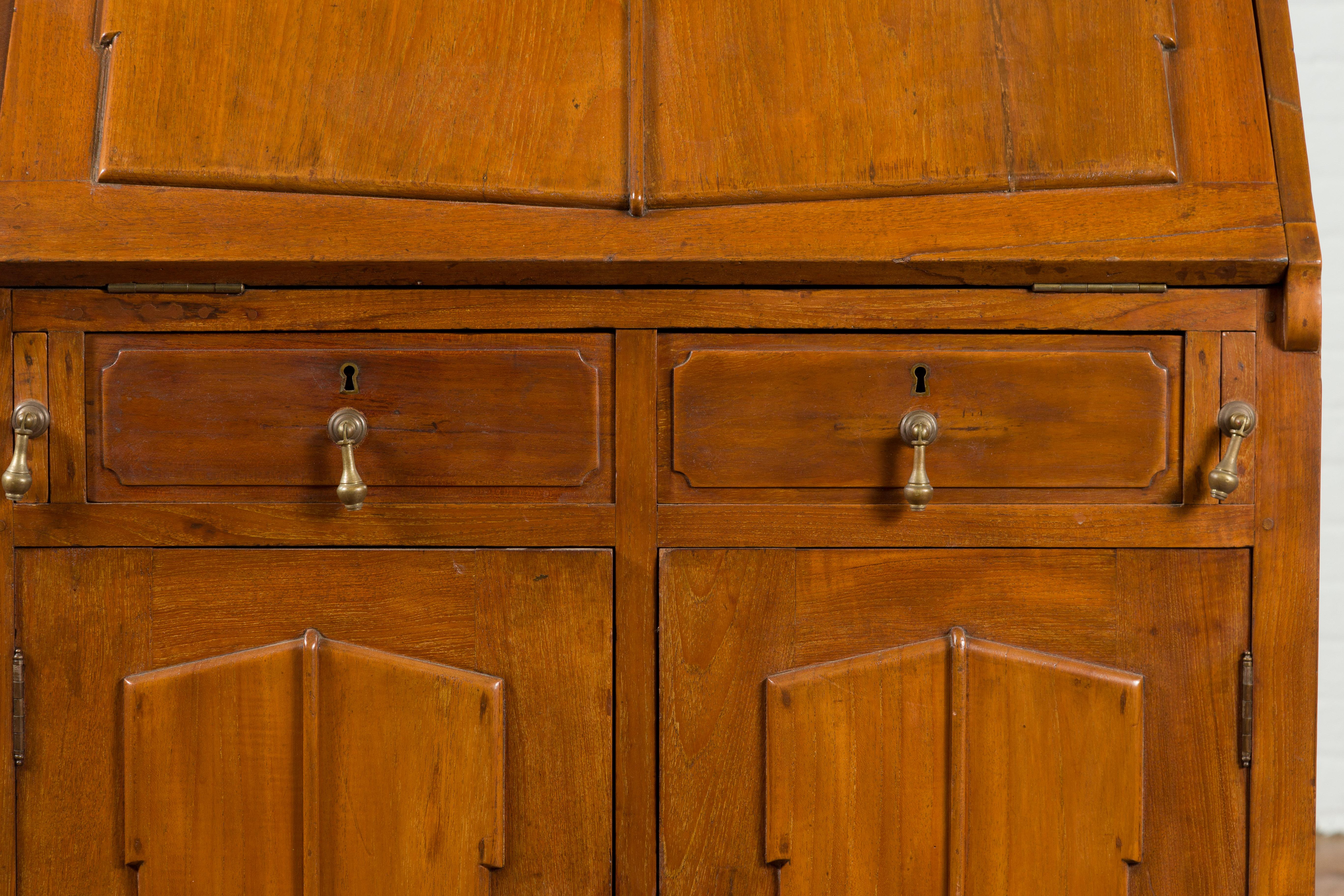 Bureau indonésien du 19ème siècle à façade pliante fait à la main avec panneaux et tiroirs surélevés en vente 2