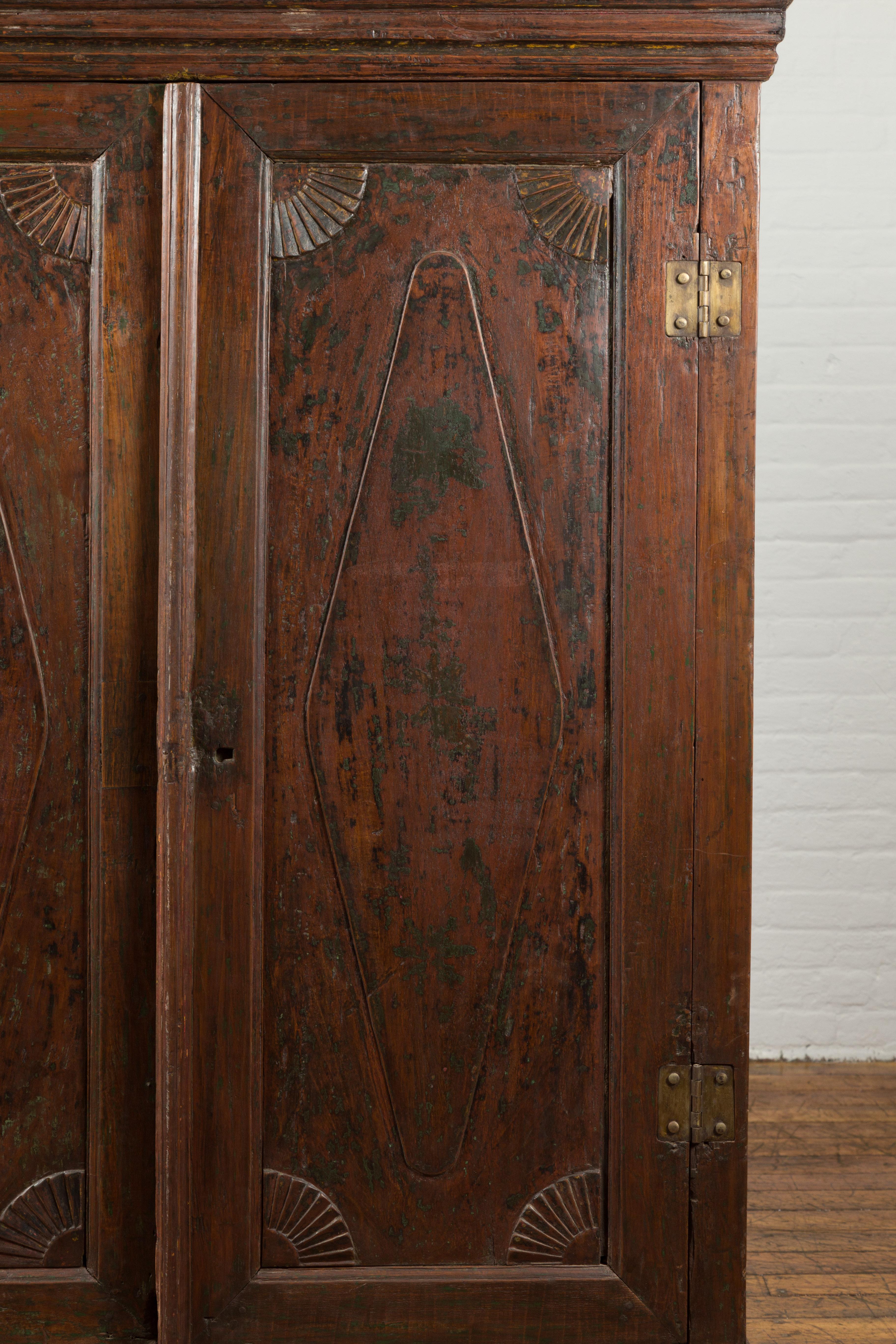 Armoire en bois de teck du 19ème siècle avec portes à motifs de diamants en vente 2