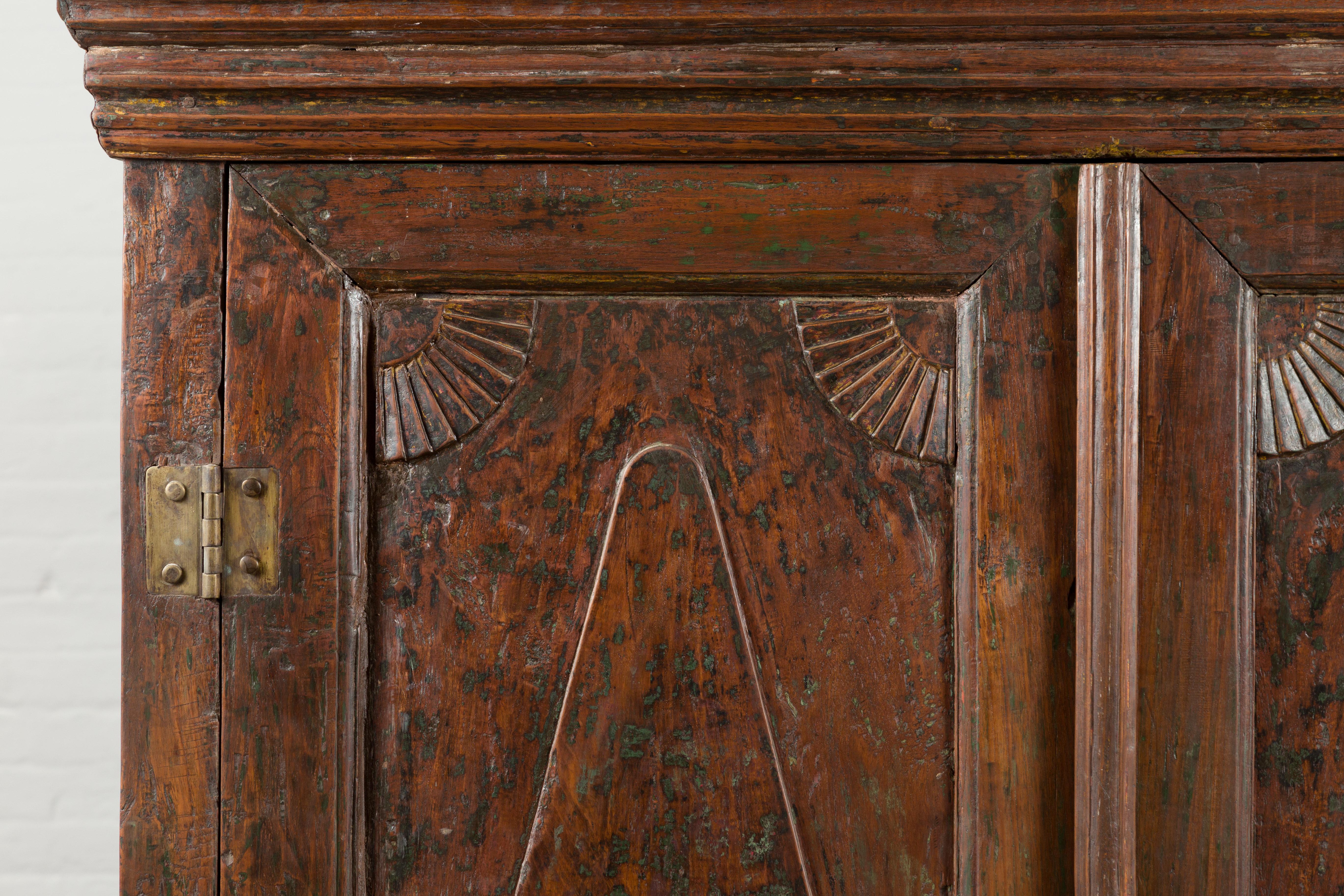 Laiton Armoire en bois de teck du 19ème siècle avec portes à motifs de diamants en vente