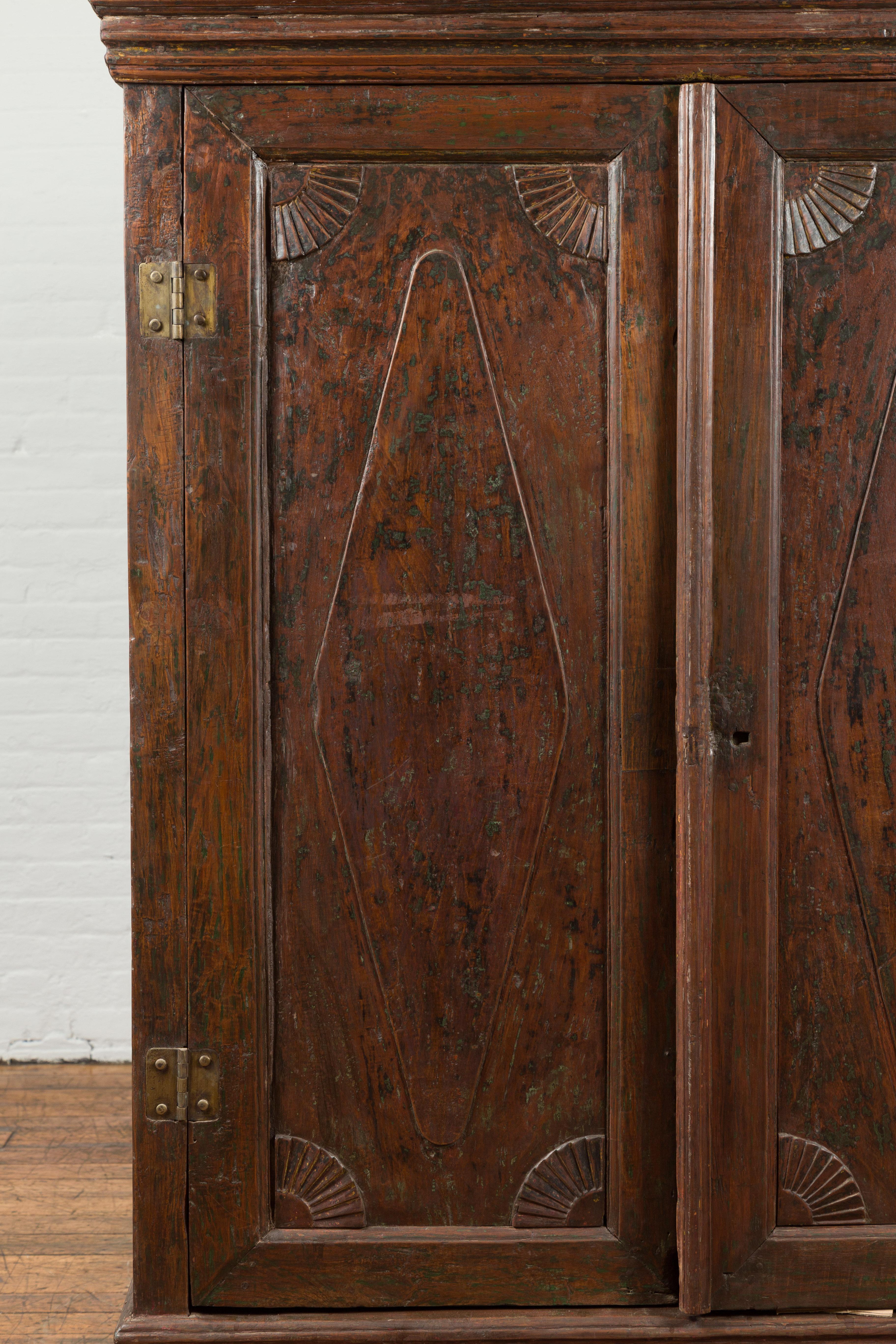Armoire en bois de teck du 19ème siècle avec portes à motifs de diamants en vente 1