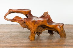 Soporte lacado para esculturas de raíz con superficies de exposición escalonadas y pátina cálida