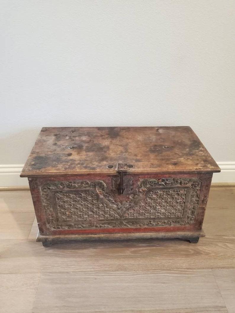 A turn of the 19th/20th century coffer storage trunk/chest, likely originating in Jakarta, Indonesia. Circa 1900

Full of character and charm, visible dovetail joined construction, rectangular top on iron strap hinges, open interior with side till