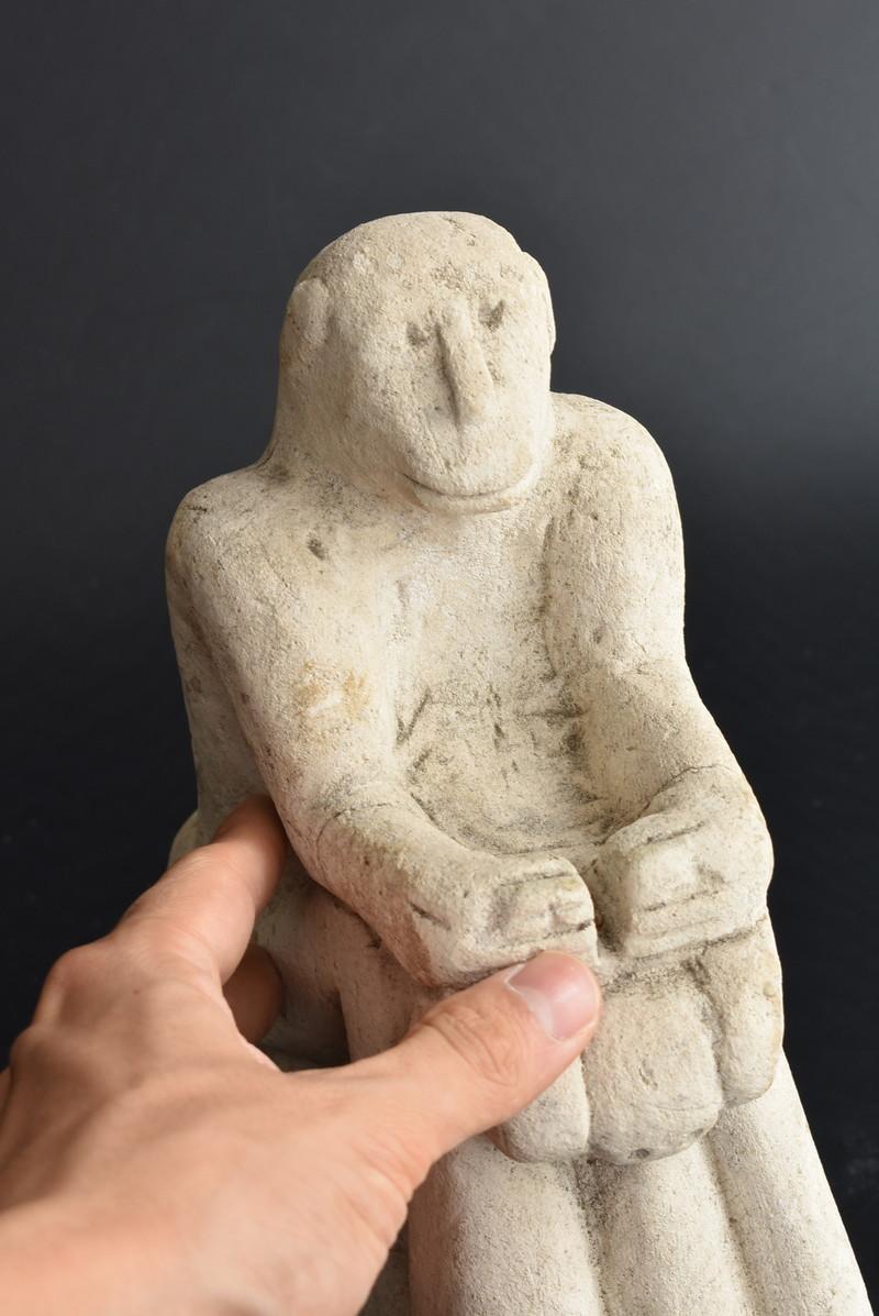 A monkey figurine owned by a Japanese antique collector.
This is an interesting and cute stone statue that the person bought in Indonesia.
It is a design that does not exist in Japan.
Sitting on something
Is it a snake?

It is a wonderful