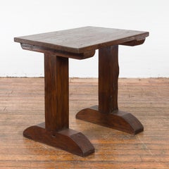 Table de dégustation de vin indonésienne ancienne avec apparence rustique et base à tréteaux