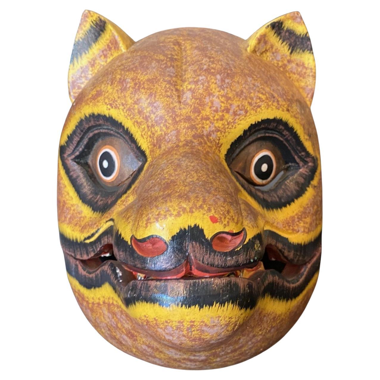 Máscara indonesia asiática javanesa de madera pintada a mano de jaguar o gato mítico